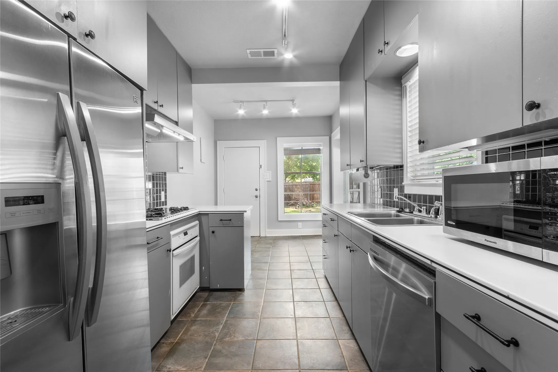 Single Family Residence For Rent in Tarrant County , 1921 Ben Hall Court, Fort Worth, Texas 76110, 3 Bedroom, 1 Bathroom, Garage spaces, 1,507 Sqft, built in 1923, mls#21295582, Real Estate Agent in Fort Worth, Homes For Rent in Tarrant county, Homes For Rent in Fort Worth, Realtor in Fort Worth Texas, Real Estate Brokerage Independent Realty Texas, Luminita Cordes Realtor