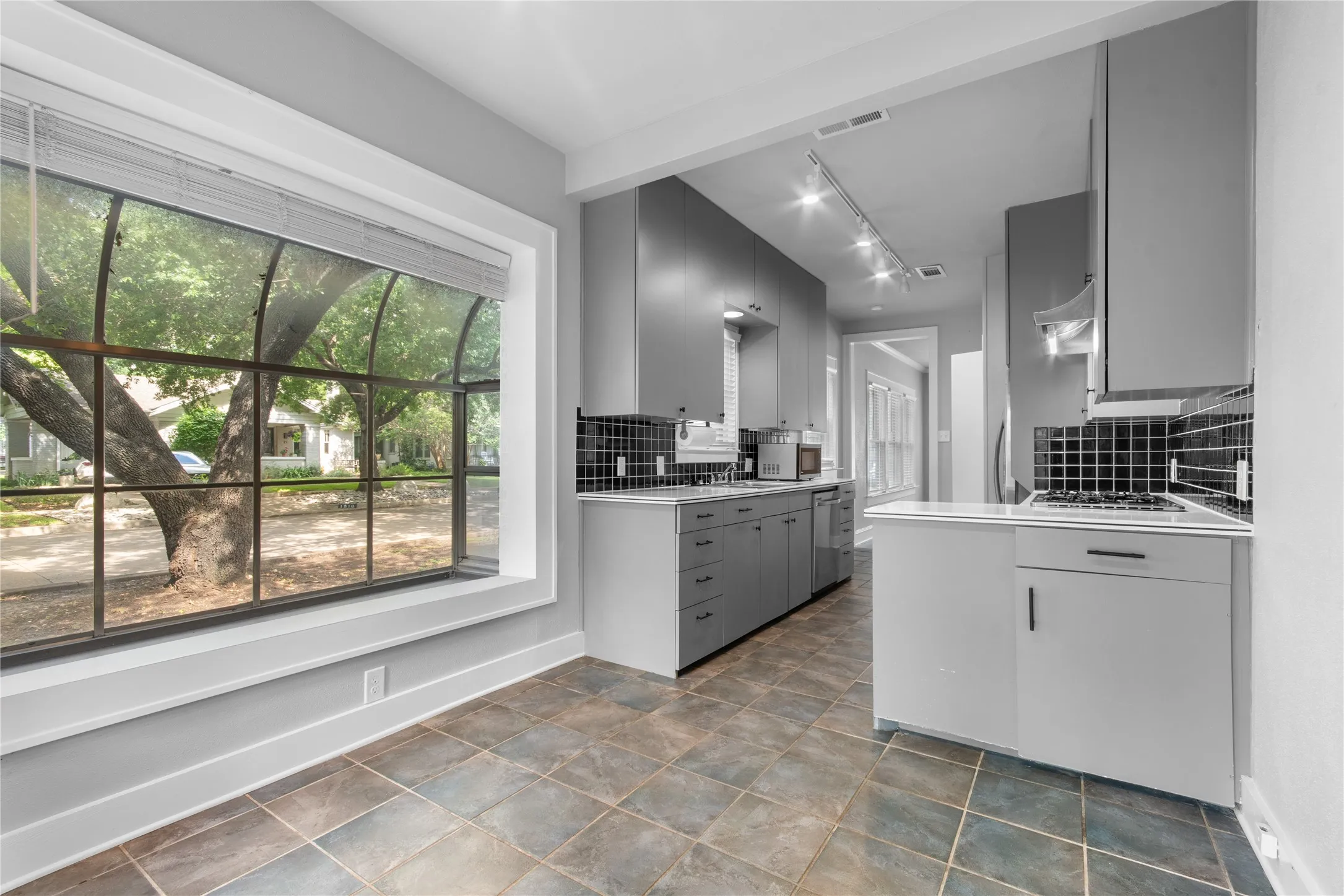 Single Family Residence For Rent in Tarrant County , 1921 Ben Hall Court, Fort Worth, Texas 76110, 3 Bedroom, 1 Bathroom, Garage spaces, 1,507 Sqft, built in 1923, mls#21295582, Real Estate Agent in Fort Worth, Homes For Rent in Tarrant county, Homes For Rent in Fort Worth, Realtor in Fort Worth Texas, Real Estate Brokerage Independent Realty Texas, Luminita Cordes Realtor