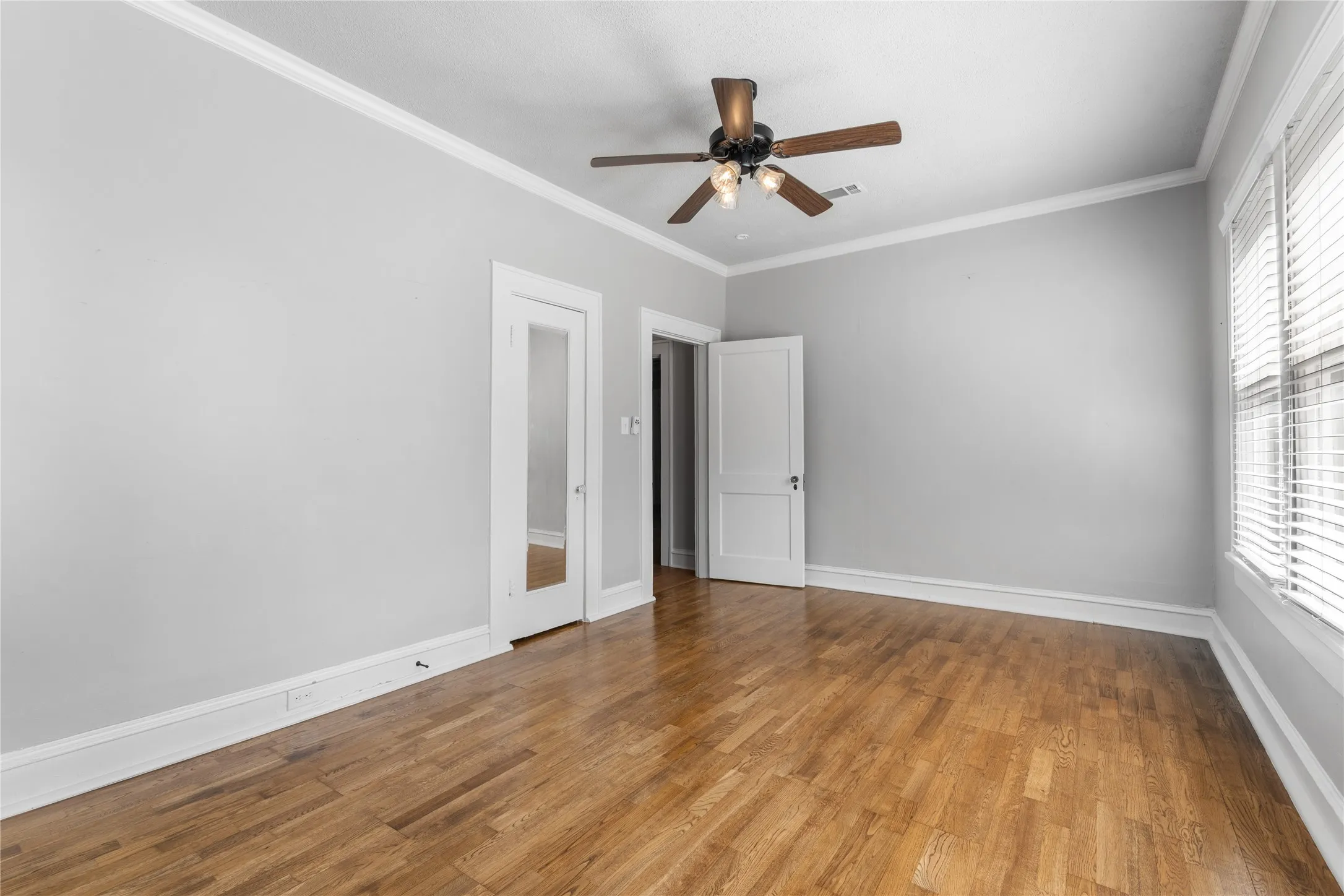 Single Family Residence For Rent in Tarrant County , 1921 Ben Hall Court, Fort Worth, Texas 76110, 3 Bedroom, 1 Bathroom, Garage spaces, 1,507 Sqft, built in 1923, mls#21295582, Real Estate Agent in Fort Worth, Homes For Rent in Tarrant county, Homes For Rent in Fort Worth, Realtor in Fort Worth Texas, Real Estate Brokerage Independent Realty Texas, Luminita Cordes Realtor