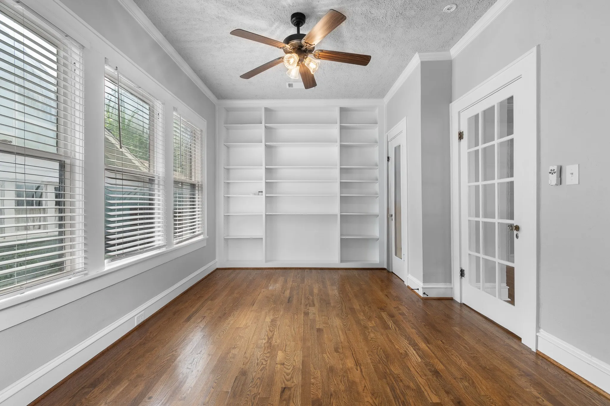 Single Family Residence For Rent in Tarrant County , 1921 Ben Hall Court, Fort Worth, Texas 76110, 3 Bedroom, 1 Bathroom, Garage spaces, 1,507 Sqft, built in 1923, mls#21295582, Real Estate Agent in Fort Worth, Homes For Rent in Tarrant county, Homes For Rent in Fort Worth, Realtor in Fort Worth Texas, Real Estate Brokerage Independent Realty Texas, Luminita Cordes Realtor
