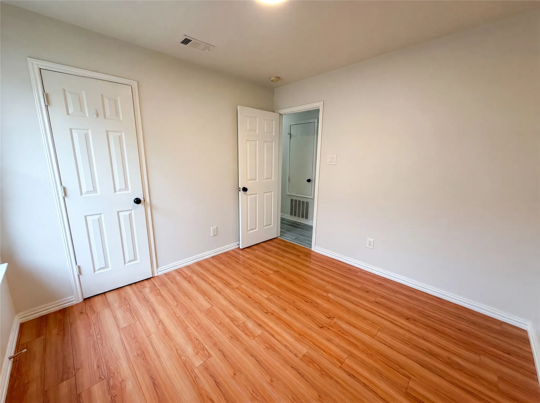 Single Family Residence For Sale in Ellis County , 111 Forest Park Lane, Red Oak, Texas 75154, 3 Bedroom, 2 Bathroom, 2 Garage spaces, 1,587 Sqft, built in 2004, mls#21295619, Real Estate Agent in Red Oak, Homes For Sale in Ellis county, Homes For Sale in Red Oak, Realtor in Red Oak Texas, Real Estate Brokerage Independent Realty Texas, Luminita Cordes Realtor