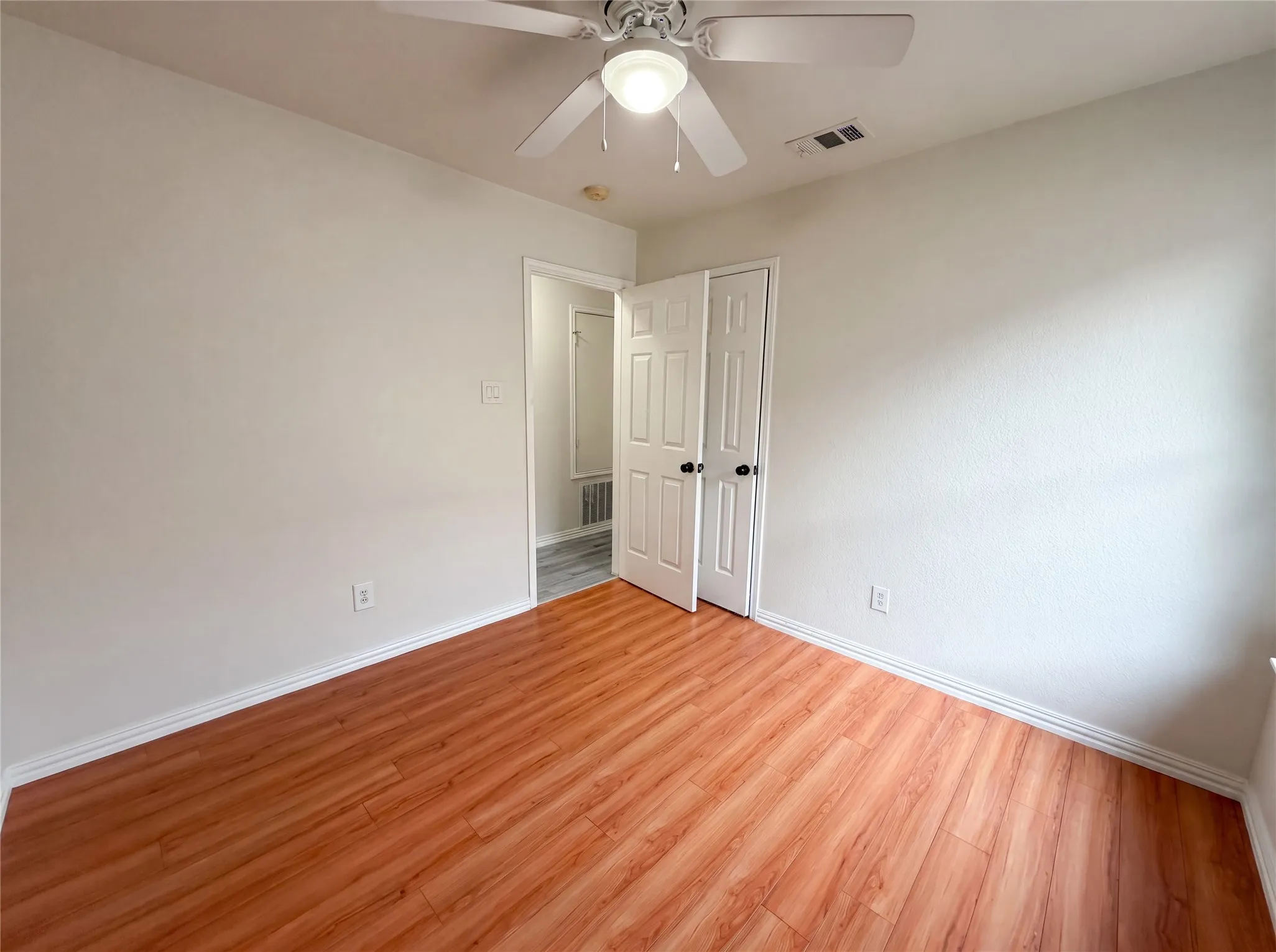 Single Family Residence For Sale in Ellis County , 111 Forest Park Lane, Red Oak, Texas 75154, 3 Bedroom, 2 Bathroom, 2 Garage spaces, 1,587 Sqft, built in 2004, mls#21295619, Real Estate Agent in Red Oak, Homes For Sale in Ellis county, Homes For Sale in Red Oak, Realtor in Red Oak Texas, Real Estate Brokerage Independent Realty Texas, Luminita Cordes Realtor