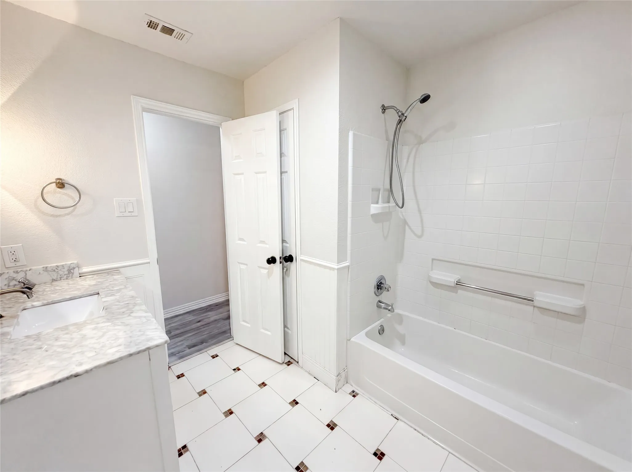 Single Family Residence For Sale in Ellis County , 111 Forest Park Lane, Red Oak, Texas 75154, 3 Bedroom, 2 Bathroom, 2 Garage spaces, 1,587 Sqft, built in 2004, mls#21295619, Real Estate Agent in Red Oak, Homes For Sale in Ellis county, Homes For Sale in Red Oak, Realtor in Red Oak Texas, Real Estate Brokerage Independent Realty Texas, Luminita Cordes Realtor