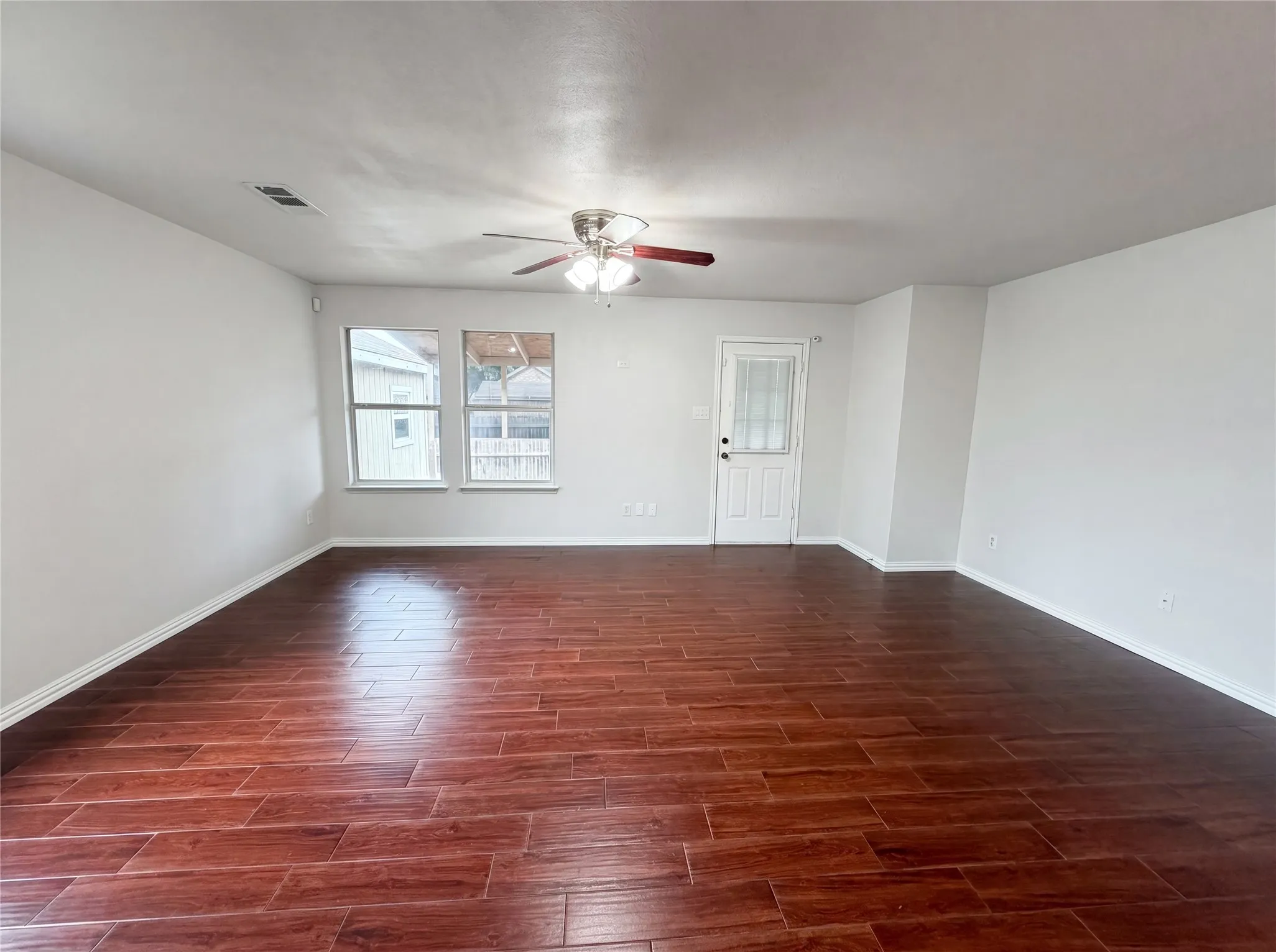 Single Family Residence For Sale in Ellis County , 111 Forest Park Lane, Red Oak, Texas 75154, 3 Bedroom, 2 Bathroom, 2 Garage spaces, 1,587 Sqft, built in 2004, mls#21295619, Real Estate Agent in Red Oak, Homes For Sale in Ellis county, Homes For Sale in Red Oak, Realtor in Red Oak Texas, Real Estate Brokerage Independent Realty Texas, Luminita Cordes Realtor