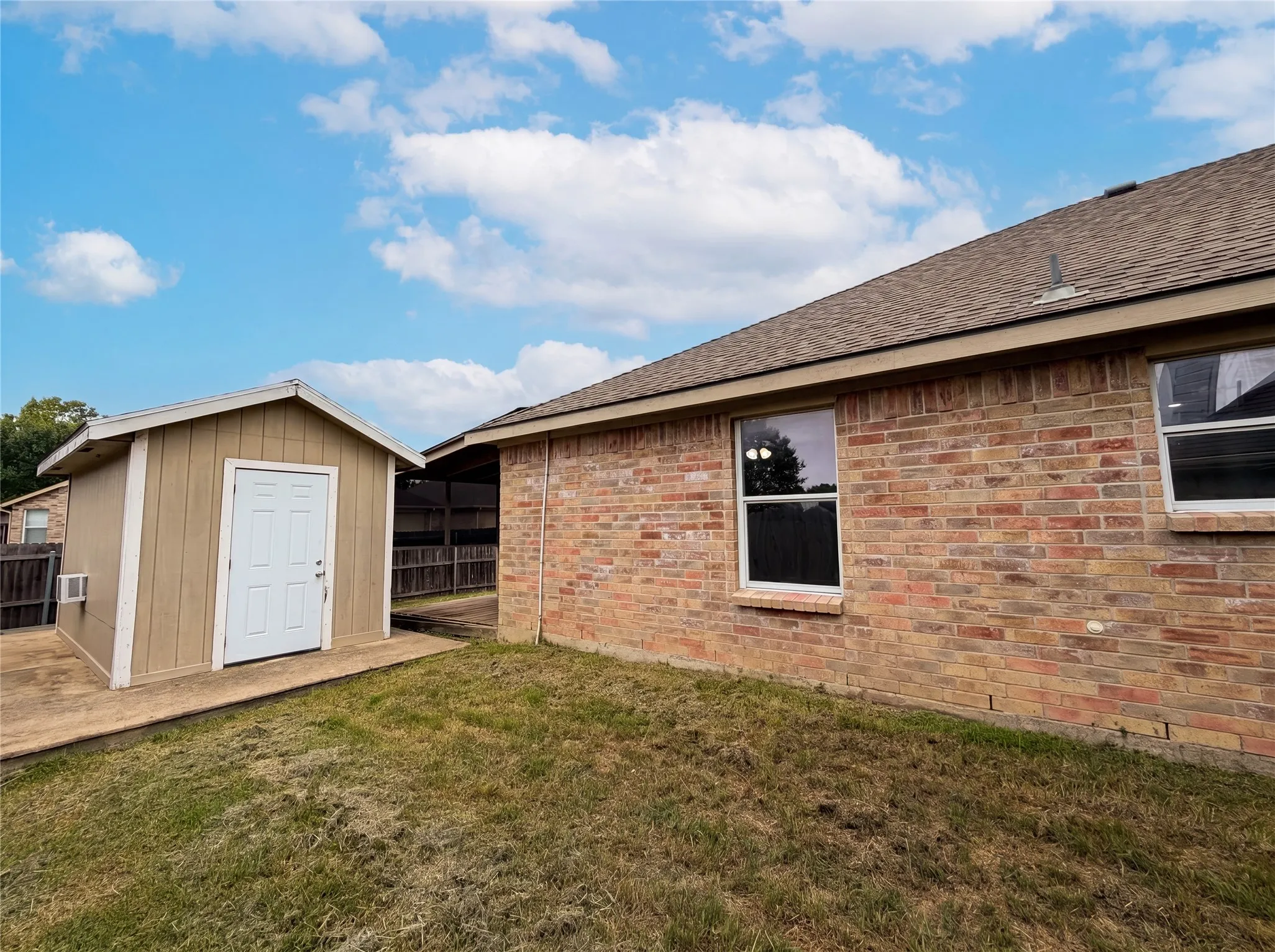 Single Family Residence For Sale in Ellis County , 111 Forest Park Lane, Red Oak, Texas 75154, 3 Bedroom, 2 Bathroom, 2 Garage spaces, 1,587 Sqft, built in 2004, mls#21295619, Real Estate Agent in Red Oak, Homes For Sale in Ellis county, Homes For Sale in Red Oak, Realtor in Red Oak Texas, Real Estate Brokerage Independent Realty Texas, Luminita Cordes Realtor