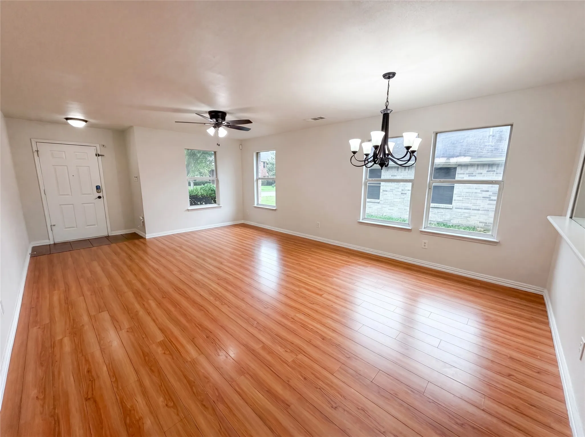 Single Family Residence For Sale in Ellis County , 111 Forest Park Lane, Red Oak, Texas 75154, 3 Bedroom, 2 Bathroom, 2 Garage spaces, 1,587 Sqft, built in 2004, mls#21295619, Real Estate Agent in Red Oak, Homes For Sale in Ellis county, Homes For Sale in Red Oak, Realtor in Red Oak Texas, Real Estate Brokerage Independent Realty Texas, Luminita Cordes Realtor