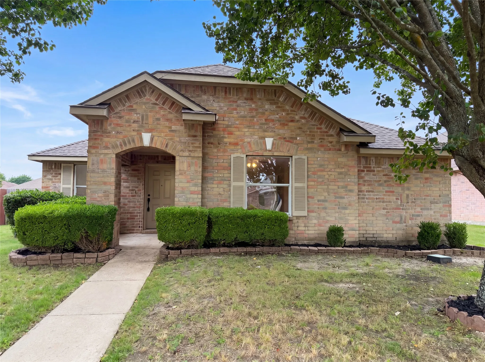 Single Family Residence For Sale in Ellis County , 111 Forest Park Lane, Red Oak, Texas 75154, 3 Bedroom, 2 Bathroom, 2 Garage spaces, 1,587 Sqft, built in 2004, mls#21295619, Real Estate Agent in Red Oak, Homes For Sale in Ellis county, Homes For Sale in Red Oak, Realtor in Red Oak Texas, Real Estate Brokerage Independent Realty Texas, Luminita Cordes Realtor