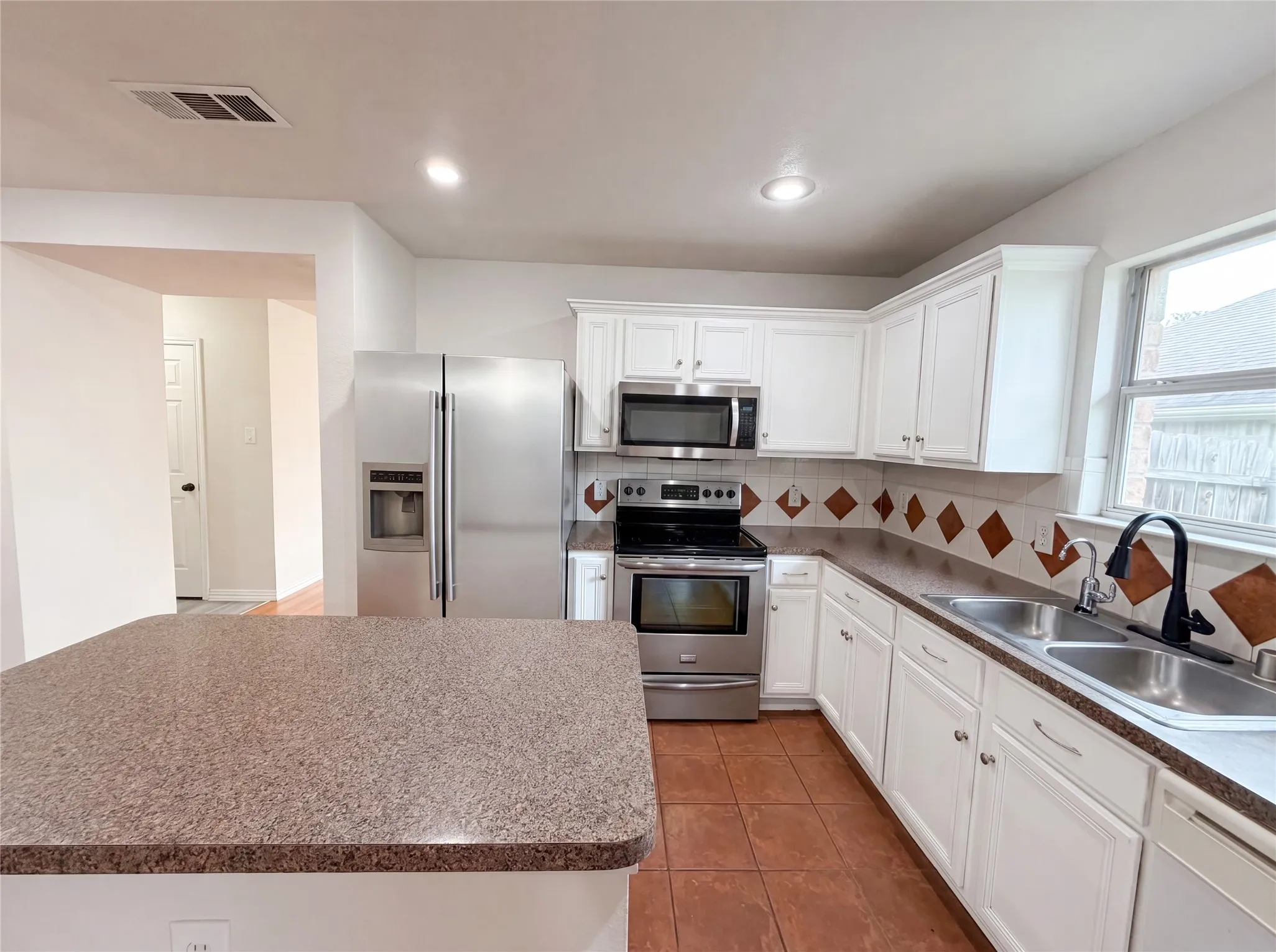 Single Family Residence For Sale in Ellis County , 111 Forest Park Lane, Red Oak, Texas 75154, 3 Bedroom, 2 Bathroom, 2 Garage spaces, 1,587 Sqft, built in 2004, mls#21295619, Real Estate Agent in Red Oak, Homes For Sale in Ellis county, Homes For Sale in Red Oak, Realtor in Red Oak Texas, Real Estate Brokerage Independent Realty Texas, Luminita Cordes Realtor