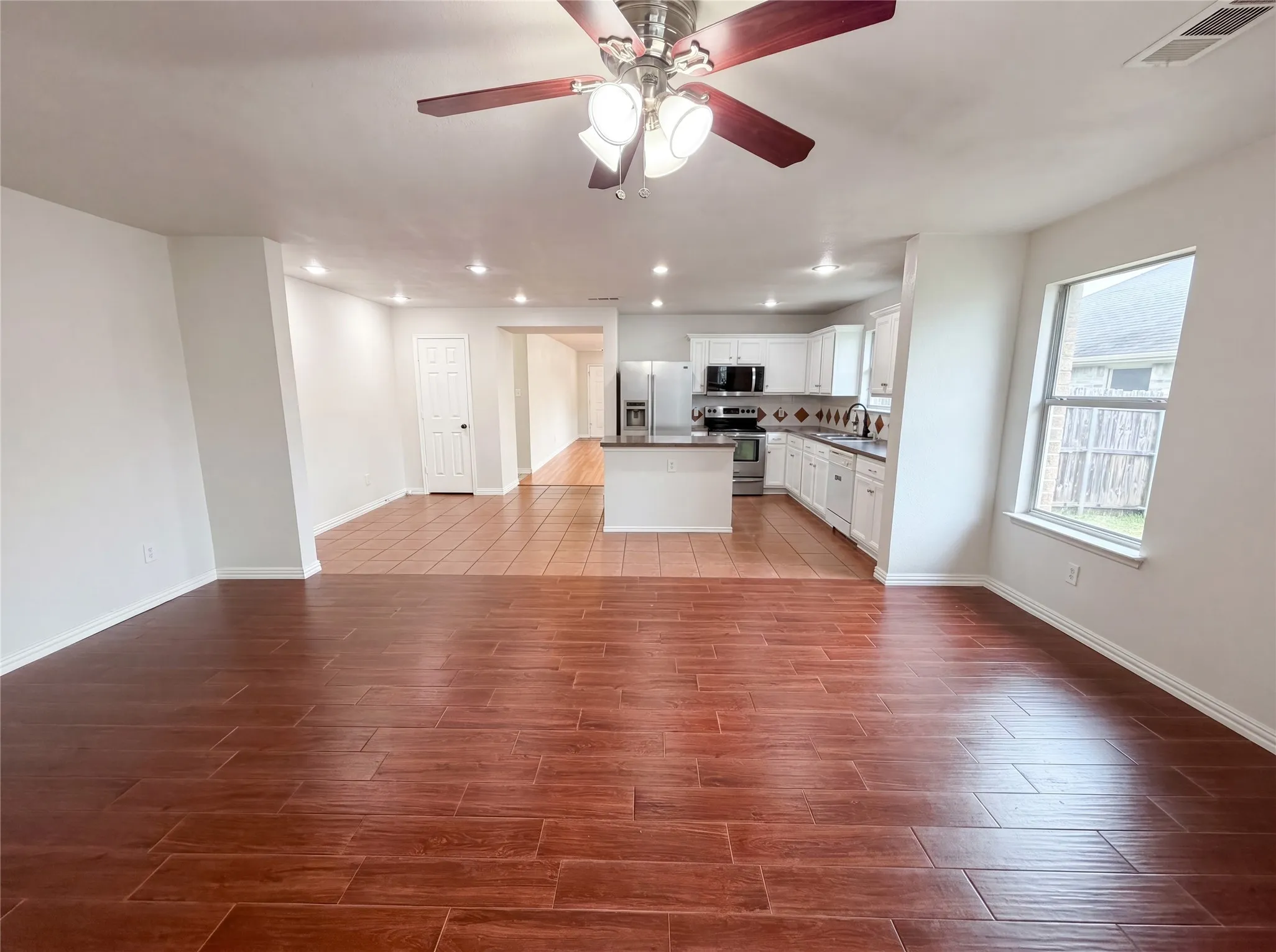 Single Family Residence For Sale in Ellis County , 111 Forest Park Lane, Red Oak, Texas 75154, 3 Bedroom, 2 Bathroom, 2 Garage spaces, 1,587 Sqft, built in 2004, mls#21295619, Real Estate Agent in Red Oak, Homes For Sale in Ellis county, Homes For Sale in Red Oak, Realtor in Red Oak Texas, Real Estate Brokerage Independent Realty Texas, Luminita Cordes Realtor