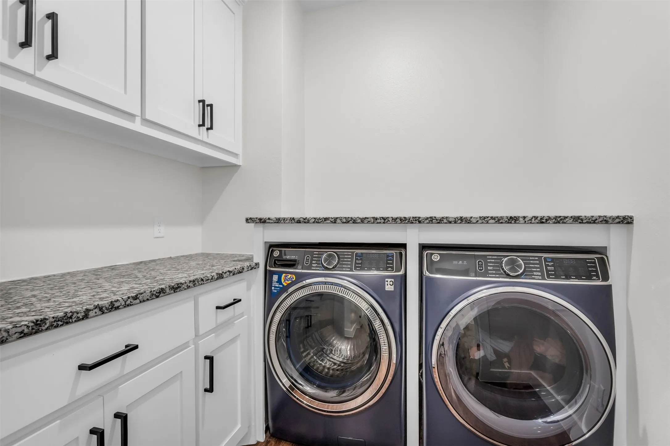 Single Family Residence For Sale in Grayson County , 1028 W Day Street, Denison, Texas 75020, 3 Bedroom, 2 Bathroom, 2 Garage spaces, 2,056 Sqft, built in 2021, mls#21275362, Real Estate Agent in Denison, Homes For Sale in Grayson county, Homes For Sale in Denison, Realtor in Denison Texas, Real Estate Brokerage Independent Realty Texas, Luminita Cordes Realtor