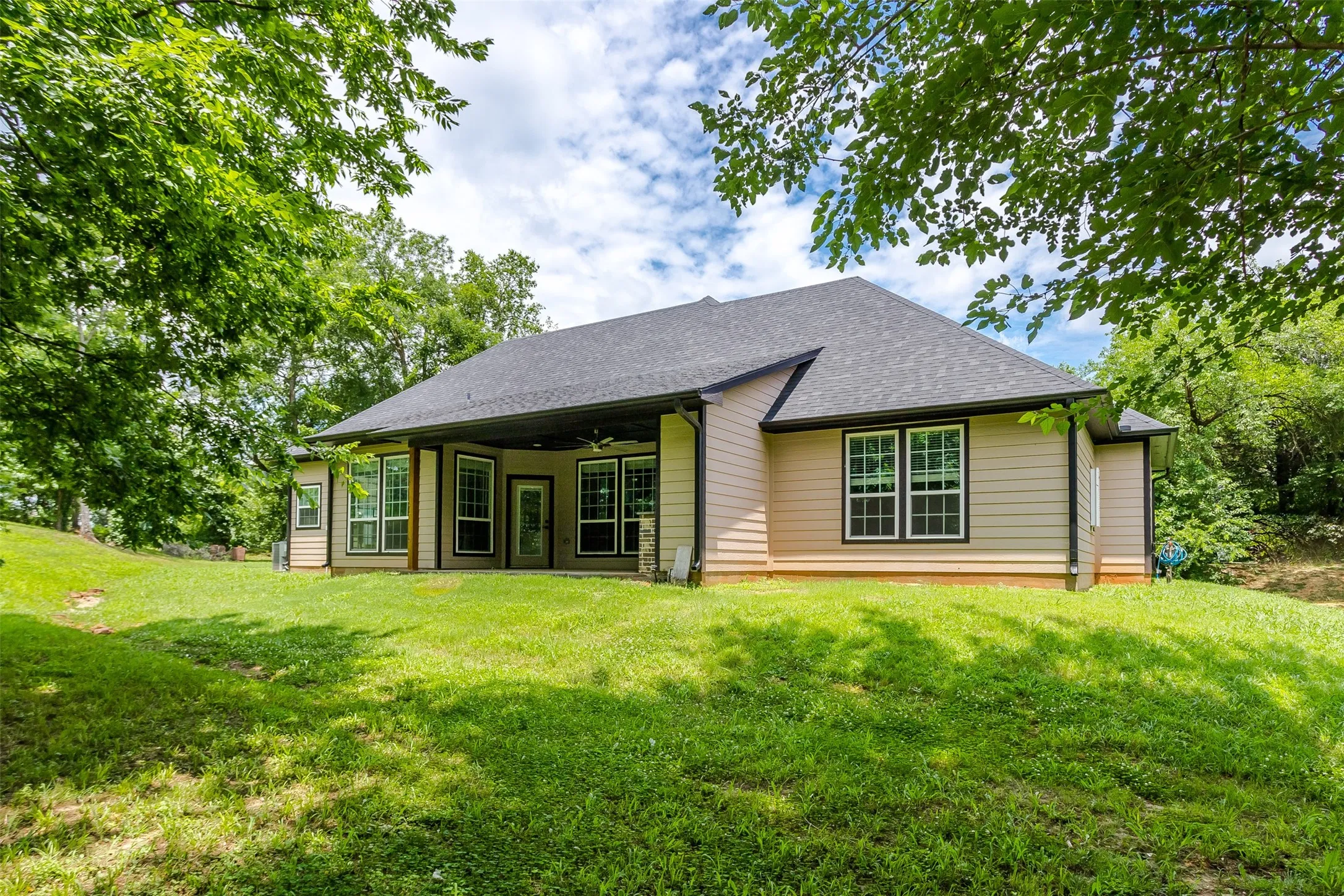 Single Family Residence For Sale in Grayson County , 1028 W Day Street, Denison, Texas 75020, 3 Bedroom, 2 Bathroom, 2 Garage spaces, 2,056 Sqft, built in 2021, mls#21275362, Real Estate Agent in Denison, Homes For Sale in Grayson county, Homes For Sale in Denison, Realtor in Denison Texas, Real Estate Brokerage Independent Realty Texas, Luminita Cordes Realtor