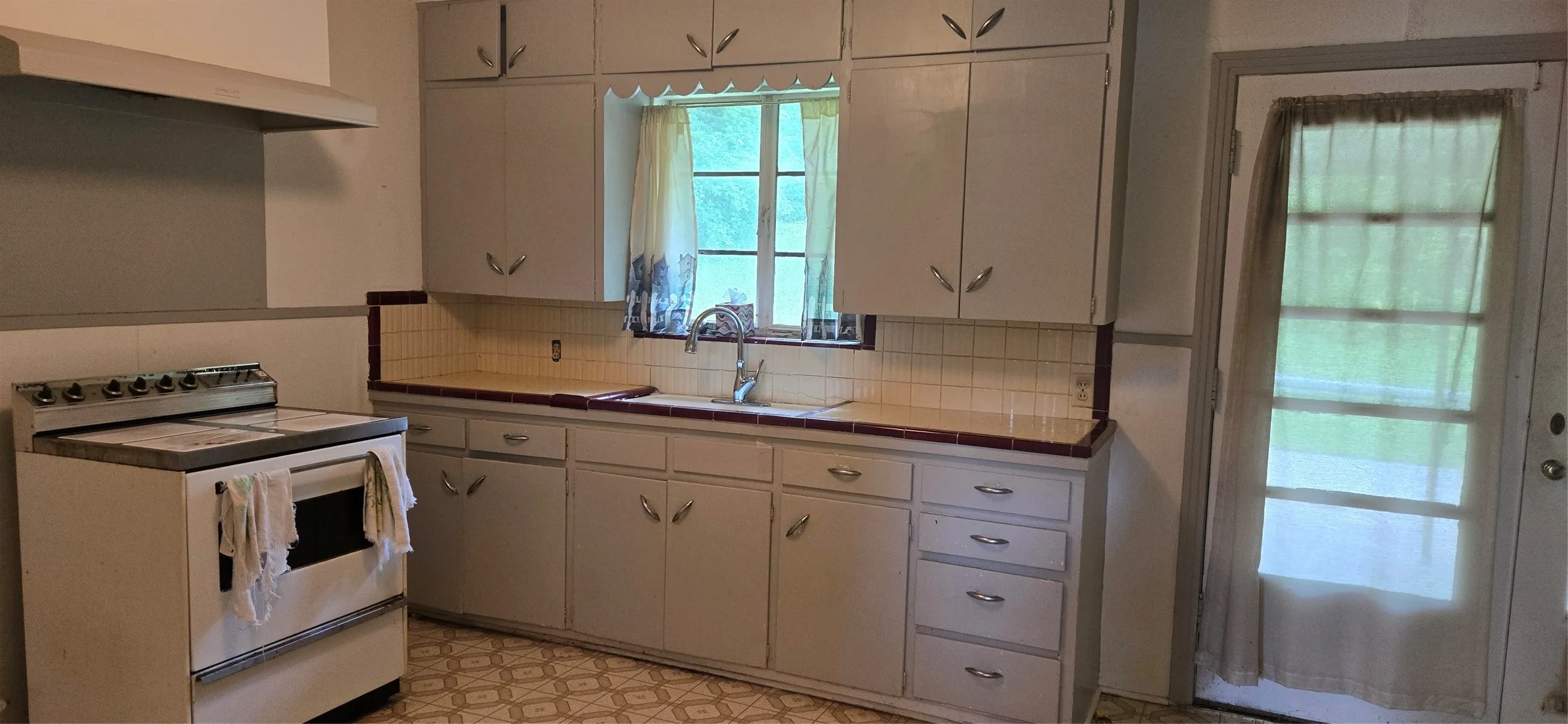 Single Family Residence For Sale in Grayson County , 626 Kessler Boulevard, Sherman, Texas 75092, 2 Bedroom, 1 Bathroom, 1 Garage spaces, 1,128 Sqft, built in 1952, mls#21294409, Real Estate Agent in Sherman, Homes For Sale in Grayson county, Homes For Sale in Sherman, Realtor in Sherman Texas, Real Estate Brokerage Independent Realty Texas, Luminita Cordes Realtor