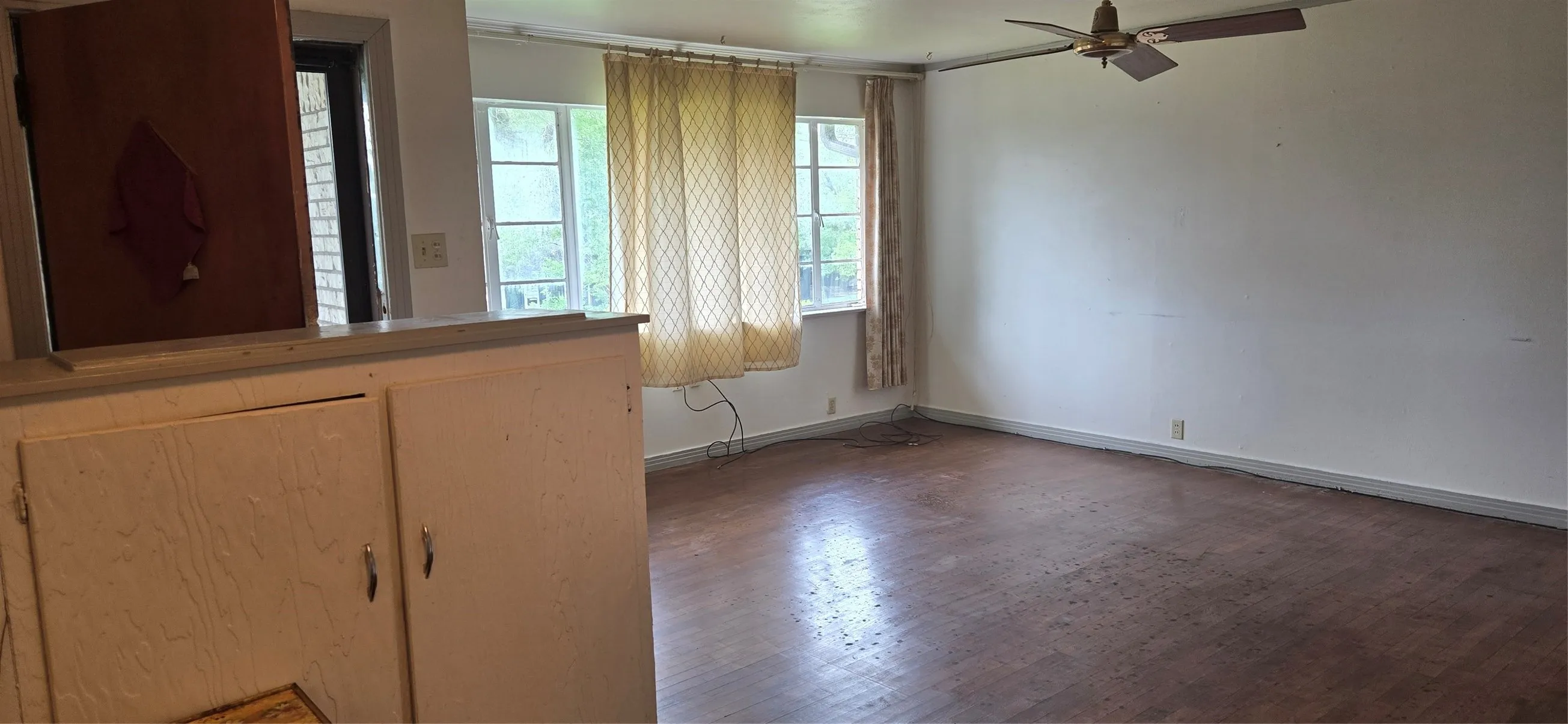 Single Family Residence For Sale in Grayson County , 626 Kessler Boulevard, Sherman, Texas 75092, 2 Bedroom, 1 Bathroom, 1 Garage spaces, 1,128 Sqft, built in 1952, mls#21294409, Real Estate Agent in Sherman, Homes For Sale in Grayson county, Homes For Sale in Sherman, Realtor in Sherman Texas, Real Estate Brokerage Independent Realty Texas, Luminita Cordes Realtor