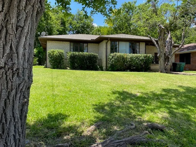 Single Family Residence For Sale in Grayson County , 626 Kessler Boulevard, Sherman, Texas 75092, 2 Bedroom, 1 Bathroom, 1 Garage spaces, 1,128 Sqft, built in 1952, mls#21294409, Real Estate Agent in Sherman, Homes For Sale in Grayson county, Homes For Sale in Sherman, Realtor in Sherman Texas, Real Estate Brokerage Independent Realty Texas, Luminita Cordes Realtor