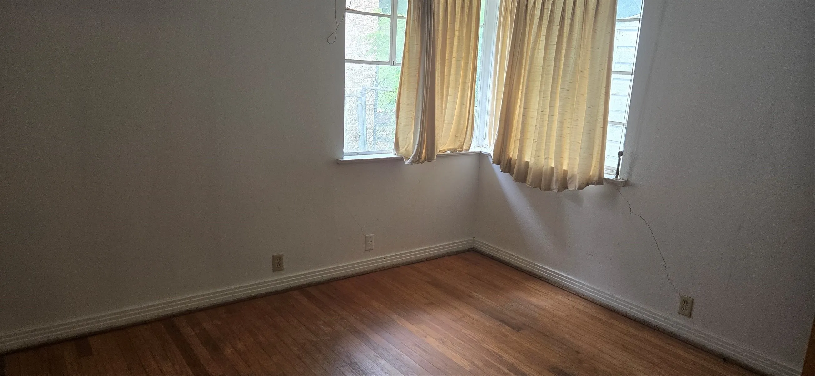 Single Family Residence For Sale in Grayson County , 626 Kessler Boulevard, Sherman, Texas 75092, 2 Bedroom, 1 Bathroom, 1 Garage spaces, 1,128 Sqft, built in 1952, mls#21294409, Real Estate Agent in Sherman, Homes For Sale in Grayson county, Homes For Sale in Sherman, Realtor in Sherman Texas, Real Estate Brokerage Independent Realty Texas, Luminita Cordes Realtor