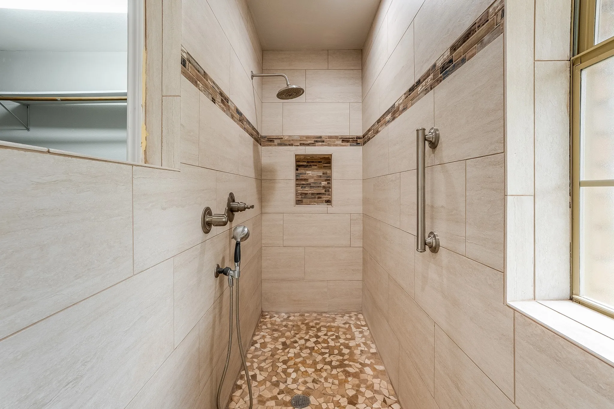 Single Family Residence For Sale in Hood County , 3906 Cimmaron Trail, Granbury, Texas 76049, 3 Bedroom, 2 Bathroom, 2 Garage spaces, 2,059 Sqft, built in 1990, mls#21282410, Real Estate Agent in Granbury, Homes For Sale in Hood county, Homes For Sale in Granbury, Realtor in Granbury Texas, Real Estate Brokerage Independent Realty Texas, Luminita Cordes Realtor