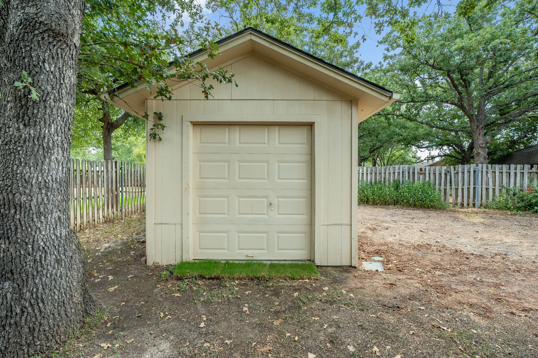 Single Family Residence For Sale in Hood County , 3906 Cimmaron Trail, Granbury, Texas 76049, 3 Bedroom, 2 Bathroom, 2 Garage spaces, 2,059 Sqft, built in 1990, mls#21282410, Real Estate Agent in Granbury, Homes For Sale in Hood county, Homes For Sale in Granbury, Realtor in Granbury Texas, Real Estate Brokerage Independent Realty Texas, Luminita Cordes Realtor