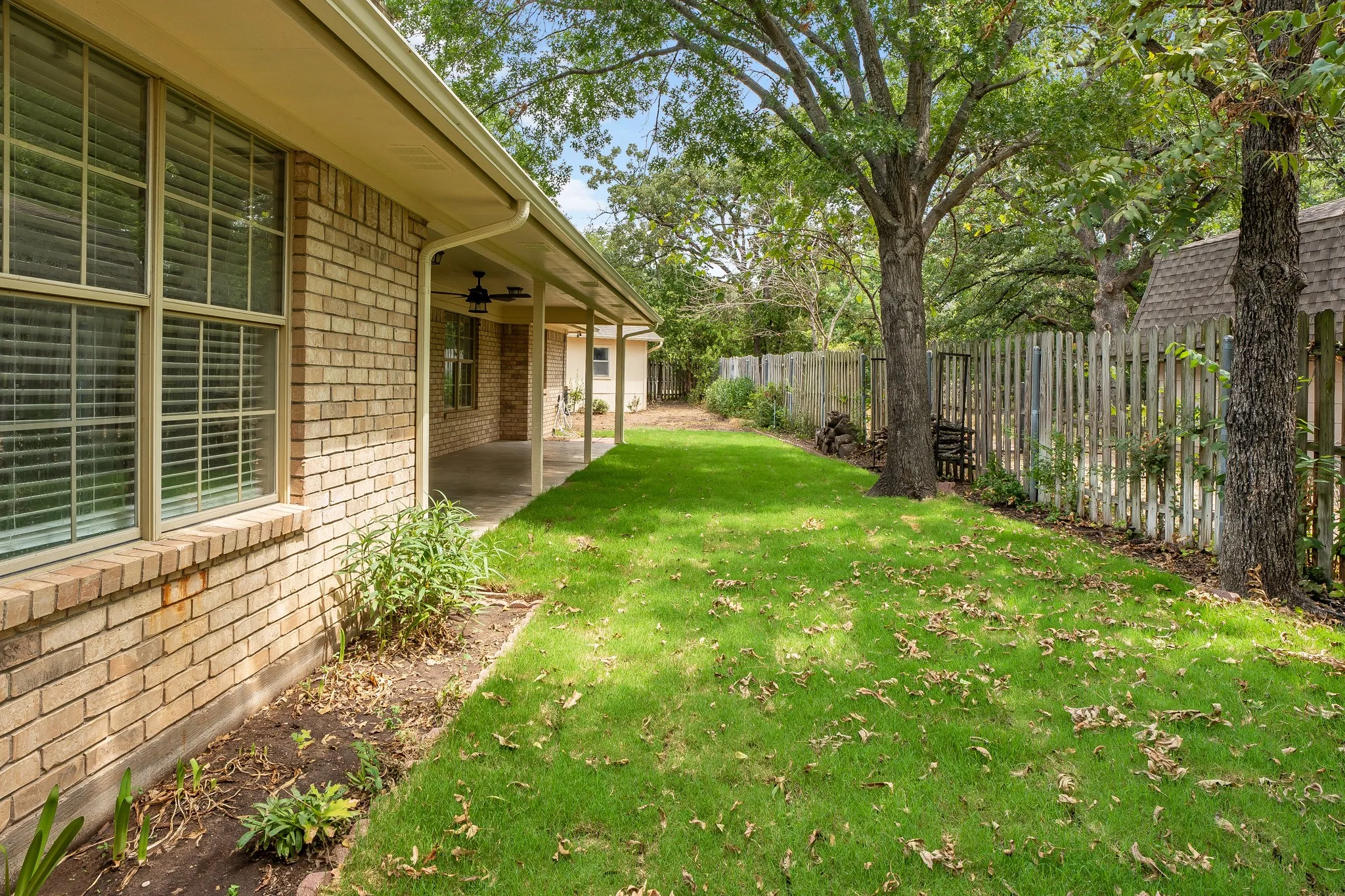 Single Family Residence For Sale in Hood County , 3906 Cimmaron Trail, Granbury, Texas 76049, 3 Bedroom, 2 Bathroom, 2 Garage spaces, 2,059 Sqft, built in 1990, mls#21282410, Real Estate Agent in Granbury, Homes For Sale in Hood county, Homes For Sale in Granbury, Realtor in Granbury Texas, Real Estate Brokerage Independent Realty Texas, Luminita Cordes Realtor