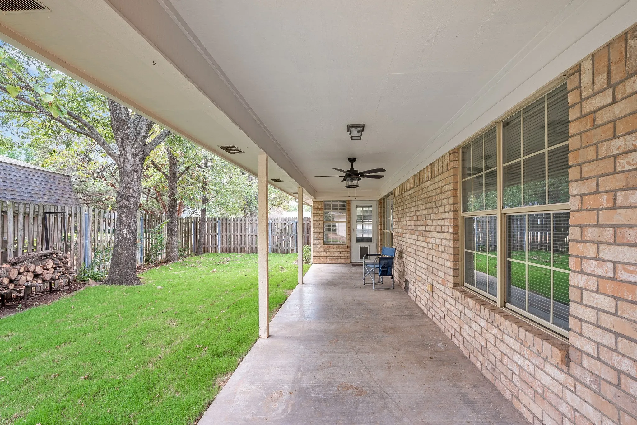 Single Family Residence For Sale in Hood County , 3906 Cimmaron Trail, Granbury, Texas 76049, 3 Bedroom, 2 Bathroom, 2 Garage spaces, 2,059 Sqft, built in 1990, mls#21282410, Real Estate Agent in Granbury, Homes For Sale in Hood county, Homes For Sale in Granbury, Realtor in Granbury Texas, Real Estate Brokerage Independent Realty Texas, Luminita Cordes Realtor