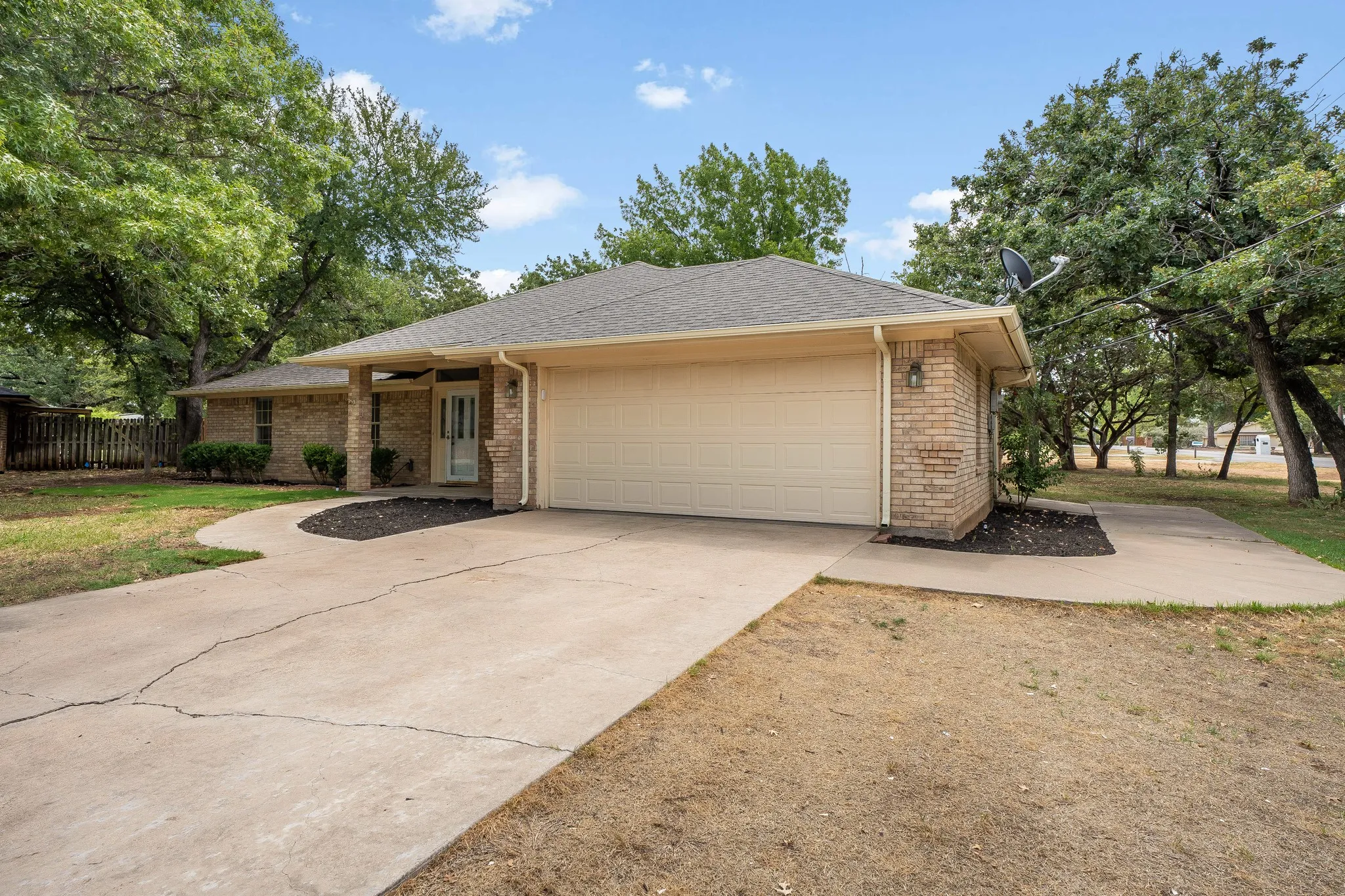 Single Family Residence For Sale in Hood County , 3906 Cimmaron Trail, Granbury, Texas 76049, 3 Bedroom, 2 Bathroom, 2 Garage spaces, 2,059 Sqft, built in 1990, mls#21282410, Real Estate Agent in Granbury, Homes For Sale in Hood county, Homes For Sale in Granbury, Realtor in Granbury Texas, Real Estate Brokerage Independent Realty Texas, Luminita Cordes Realtor