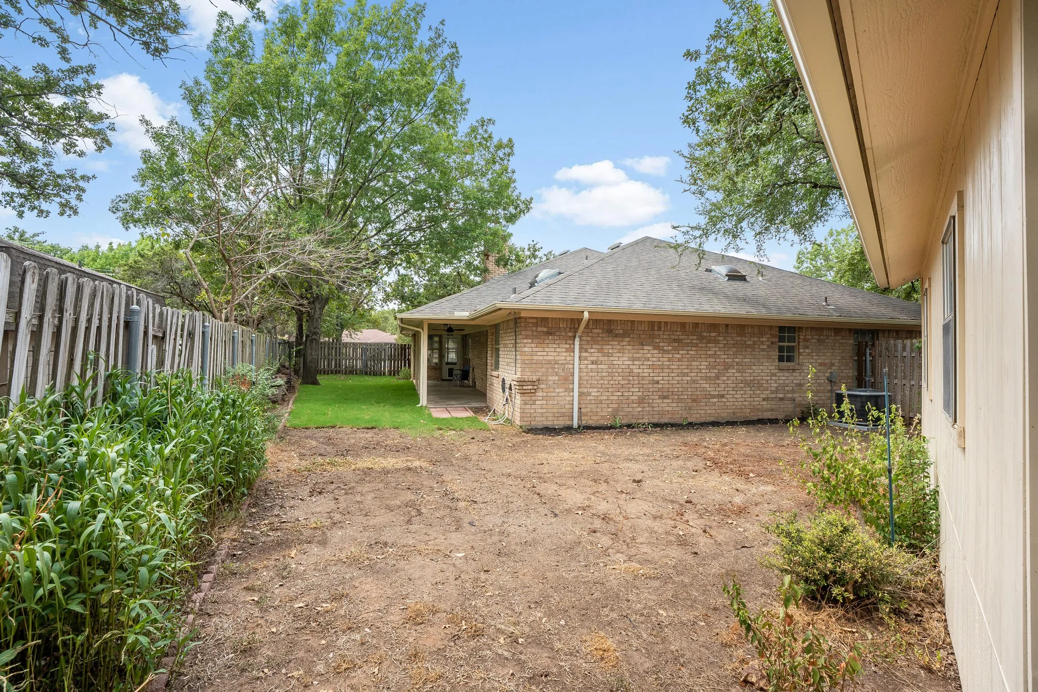 Single Family Residence For Sale in Hood County , 3906 Cimmaron Trail, Granbury, Texas 76049, 3 Bedroom, 2 Bathroom, 2 Garage spaces, 2,059 Sqft, built in 1990, mls#21282410, Real Estate Agent in Granbury, Homes For Sale in Hood county, Homes For Sale in Granbury, Realtor in Granbury Texas, Real Estate Brokerage Independent Realty Texas, Luminita Cordes Realtor