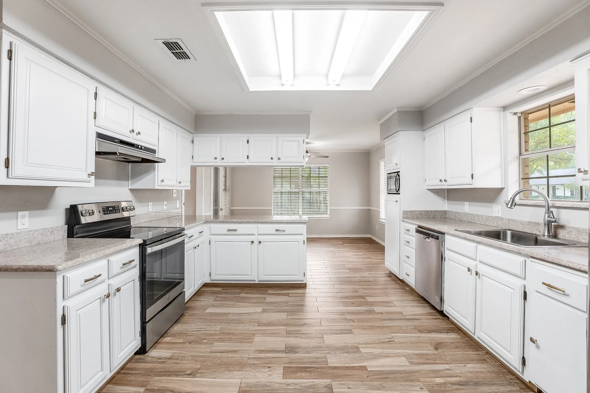 Single Family Residence For Sale in Hood County , 3906 Cimmaron Trail, Granbury, Texas 76049, 3 Bedroom, 2 Bathroom, 2 Garage spaces, 2,059 Sqft, built in 1990, mls#21282410, Real Estate Agent in Granbury, Homes For Sale in Hood county, Homes For Sale in Granbury, Realtor in Granbury Texas, Real Estate Brokerage Independent Realty Texas, Luminita Cordes Realtor
