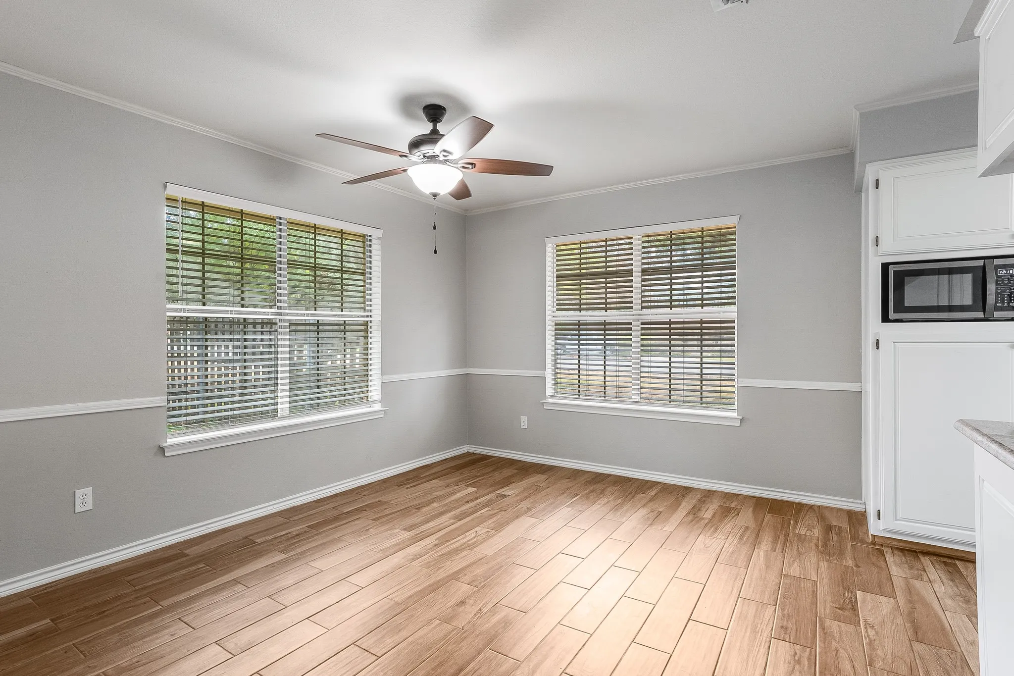 Single Family Residence For Sale in Hood County , 3906 Cimmaron Trail, Granbury, Texas 76049, 3 Bedroom, 2 Bathroom, 2 Garage spaces, 2,059 Sqft, built in 1990, mls#21282410, Real Estate Agent in Granbury, Homes For Sale in Hood county, Homes For Sale in Granbury, Realtor in Granbury Texas, Real Estate Brokerage Independent Realty Texas, Luminita Cordes Realtor