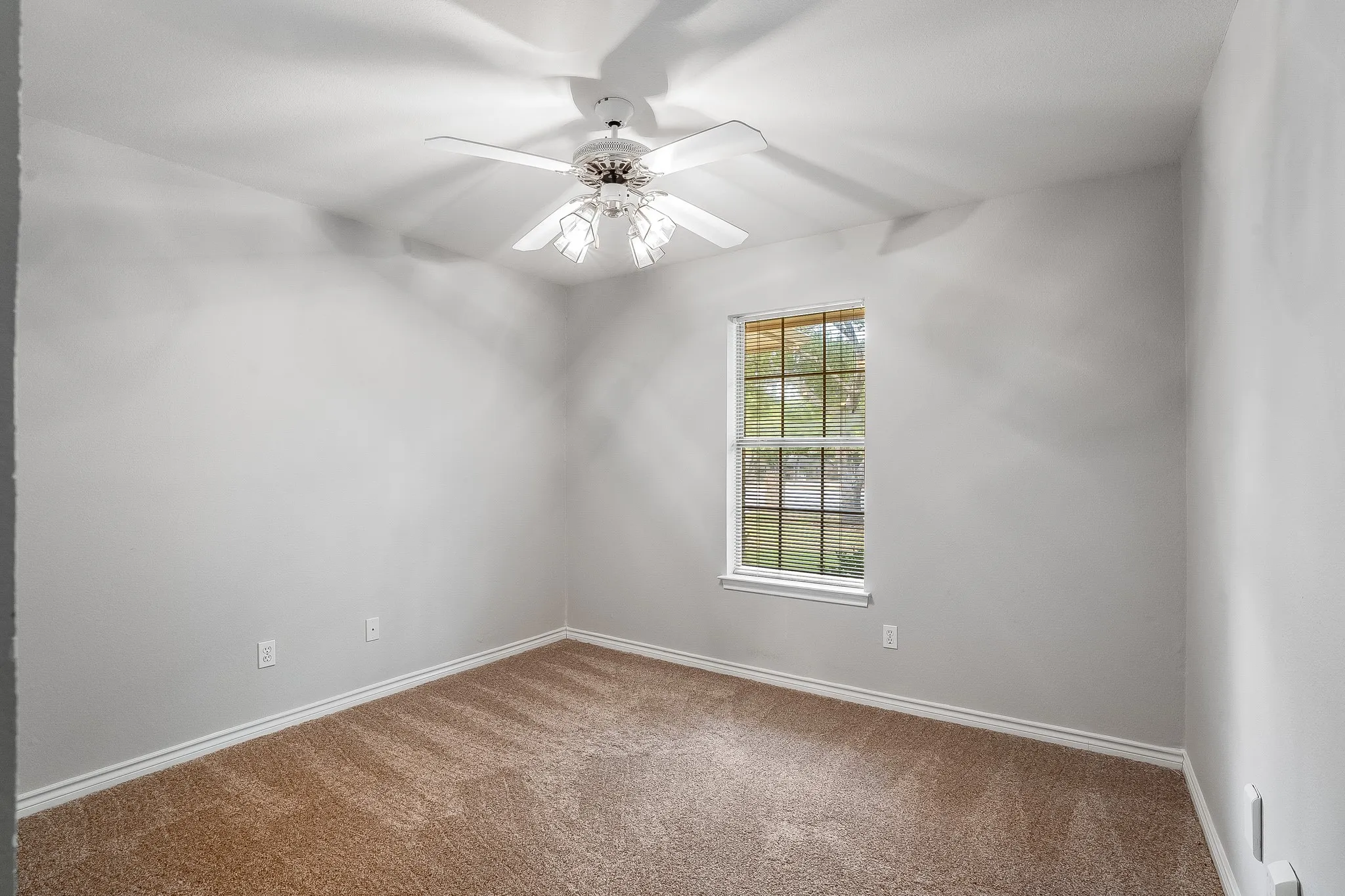 Single Family Residence For Sale in Hood County , 3906 Cimmaron Trail, Granbury, Texas 76049, 3 Bedroom, 2 Bathroom, 2 Garage spaces, 2,059 Sqft, built in 1990, mls#21282410, Real Estate Agent in Granbury, Homes For Sale in Hood county, Homes For Sale in Granbury, Realtor in Granbury Texas, Real Estate Brokerage Independent Realty Texas, Luminita Cordes Realtor