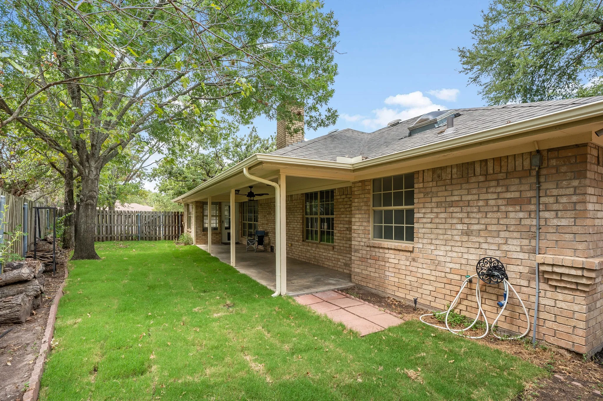 Single Family Residence For Sale in Hood County , 3906 Cimmaron Trail, Granbury, Texas 76049, 3 Bedroom, 2 Bathroom, 2 Garage spaces, 2,059 Sqft, built in 1990, mls#21282410, Real Estate Agent in Granbury, Homes For Sale in Hood county, Homes For Sale in Granbury, Realtor in Granbury Texas, Real Estate Brokerage Independent Realty Texas, Luminita Cordes Realtor