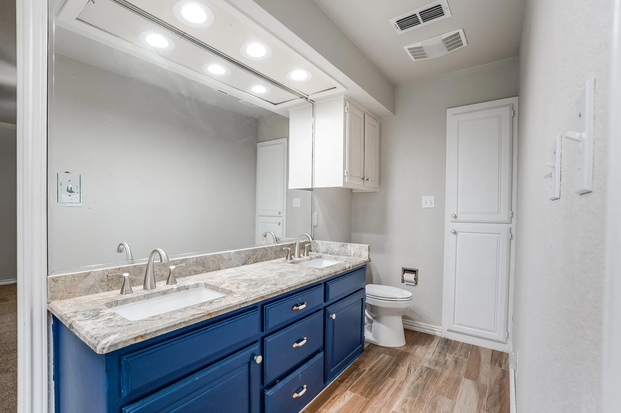 Single Family Residence For Sale in Hood County , 3906 Cimmaron Trail, Granbury, Texas 76049, 3 Bedroom, 2 Bathroom, 2 Garage spaces, 2,059 Sqft, built in 1990, mls#21282410, Real Estate Agent in Granbury, Homes For Sale in Hood county, Homes For Sale in Granbury, Realtor in Granbury Texas, Real Estate Brokerage Independent Realty Texas, Luminita Cordes Realtor
