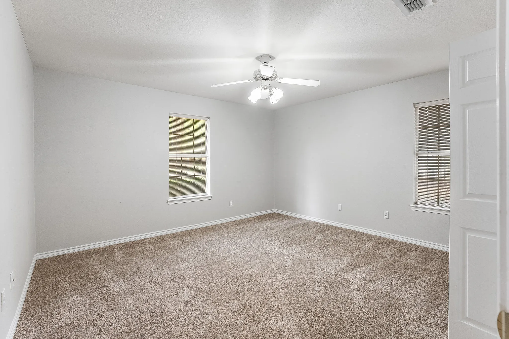 Single Family Residence For Sale in Hood County , 3906 Cimmaron Trail, Granbury, Texas 76049, 3 Bedroom, 2 Bathroom, 2 Garage spaces, 2,059 Sqft, built in 1990, mls#21282410, Real Estate Agent in Granbury, Homes For Sale in Hood county, Homes For Sale in Granbury, Realtor in Granbury Texas, Real Estate Brokerage Independent Realty Texas, Luminita Cordes Realtor