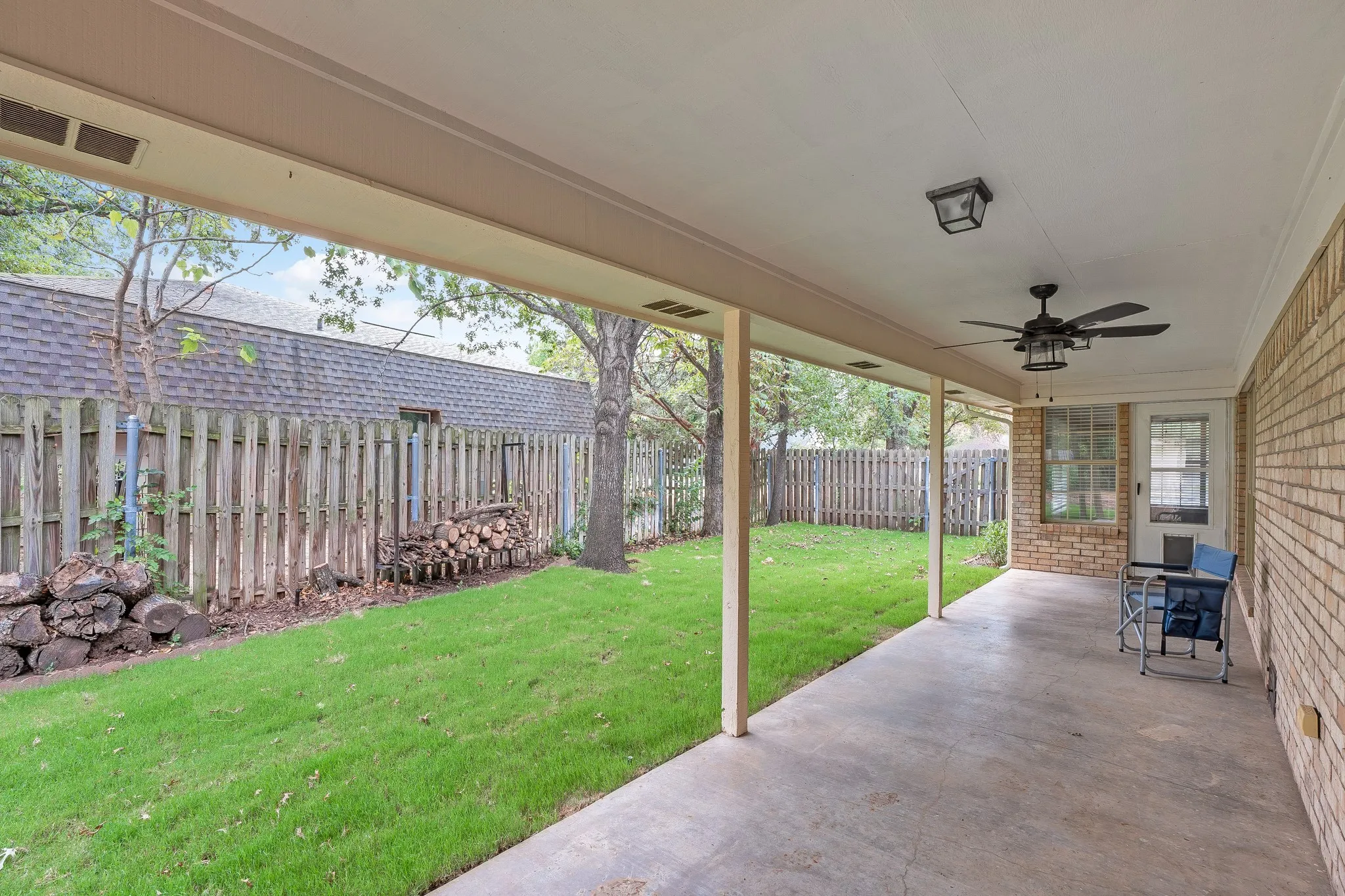 Single Family Residence For Sale in Hood County , 3906 Cimmaron Trail, Granbury, Texas 76049, 3 Bedroom, 2 Bathroom, 2 Garage spaces, 2,059 Sqft, built in 1990, mls#21282410, Real Estate Agent in Granbury, Homes For Sale in Hood county, Homes For Sale in Granbury, Realtor in Granbury Texas, Real Estate Brokerage Independent Realty Texas, Luminita Cordes Realtor