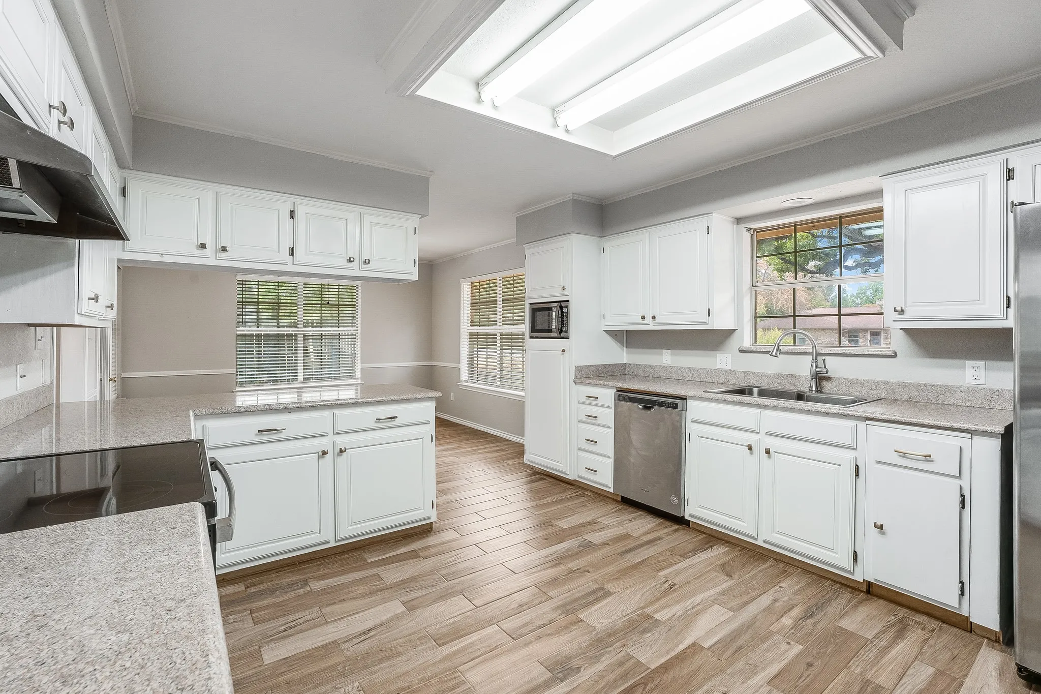 Single Family Residence For Sale in Hood County , 3906 Cimmaron Trail, Granbury, Texas 76049, 3 Bedroom, 2 Bathroom, 2 Garage spaces, 2,059 Sqft, built in 1990, mls#21282410, Real Estate Agent in Granbury, Homes For Sale in Hood county, Homes For Sale in Granbury, Realtor in Granbury Texas, Real Estate Brokerage Independent Realty Texas, Luminita Cordes Realtor