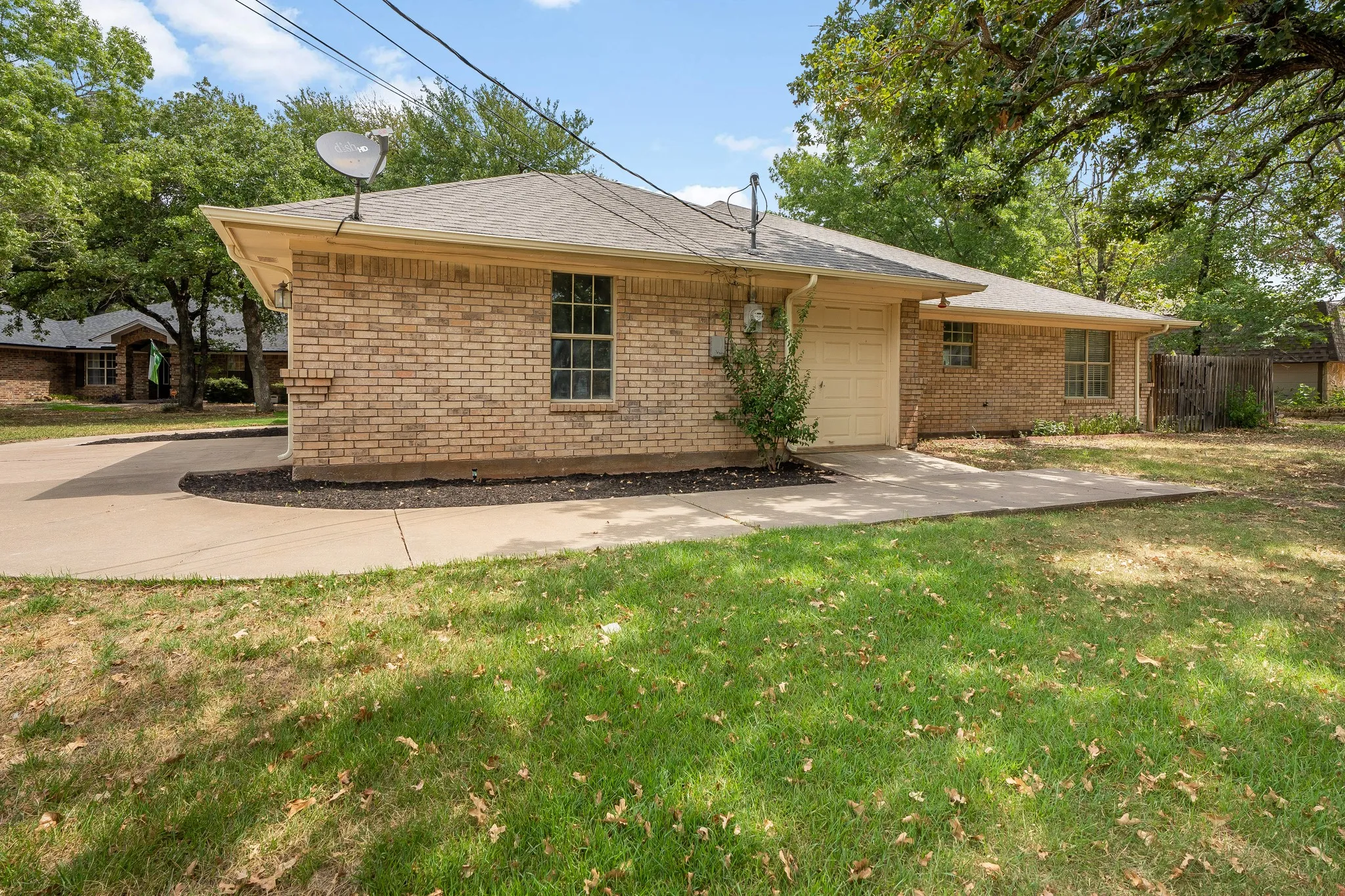 Single Family Residence For Sale in Hood County , 3906 Cimmaron Trail, Granbury, Texas 76049, 3 Bedroom, 2 Bathroom, 2 Garage spaces, 2,059 Sqft, built in 1990, mls#21282410, Real Estate Agent in Granbury, Homes For Sale in Hood county, Homes For Sale in Granbury, Realtor in Granbury Texas, Real Estate Brokerage Independent Realty Texas, Luminita Cordes Realtor