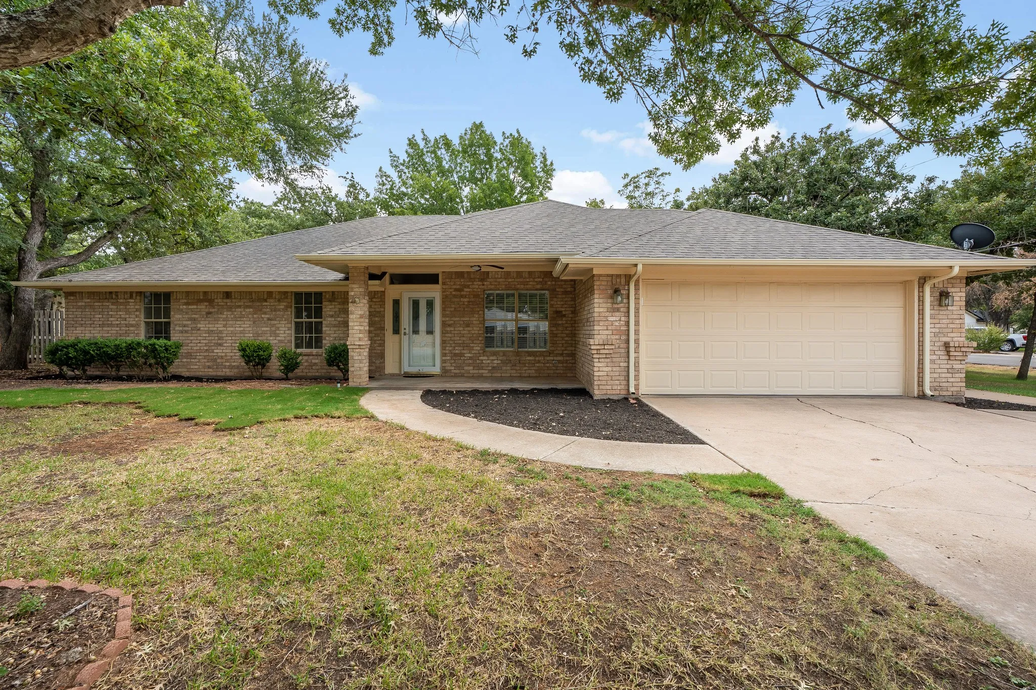 Single Family Residence For Sale in Hood County , 3906 Cimmaron Trail, Granbury, Texas 76049, 3 Bedroom, 2 Bathroom, 2 Garage spaces, 2,059 Sqft, built in 1990, mls#21282410, Real Estate Agent in Granbury, Homes For Sale in Hood county, Homes For Sale in Granbury, Realtor in Granbury Texas, Real Estate Brokerage Independent Realty Texas, Luminita Cordes Realtor