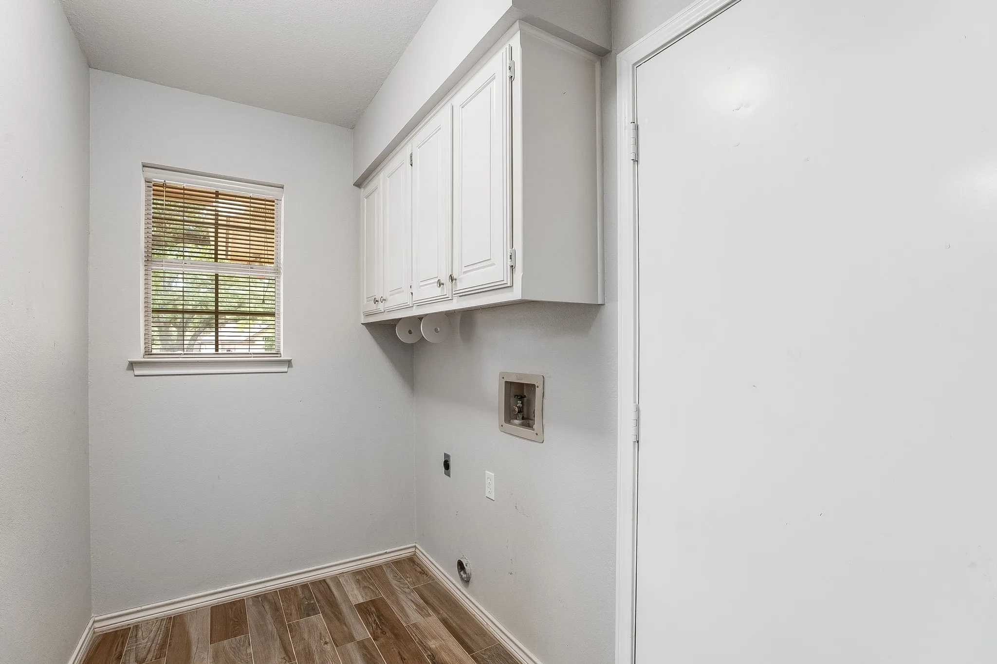 Single Family Residence For Sale in Hood County , 3906 Cimmaron Trail, Granbury, Texas 76049, 3 Bedroom, 2 Bathroom, 2 Garage spaces, 2,059 Sqft, built in 1990, mls#21282410, Real Estate Agent in Granbury, Homes For Sale in Hood county, Homes For Sale in Granbury, Realtor in Granbury Texas, Real Estate Brokerage Independent Realty Texas, Luminita Cordes Realtor