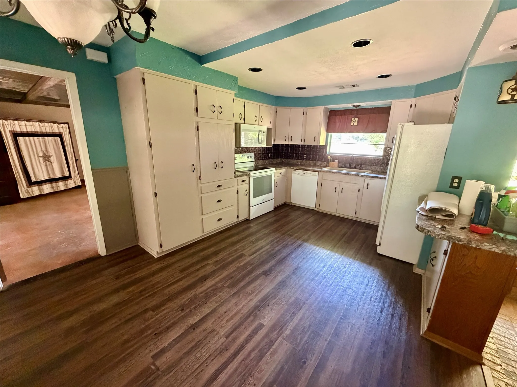 Single Family Residence For Sale in Ellis County , 4611 Fm 1387, Midlothian, Texas 76065, 3 Bedroom, 3 Bathroom, Garage spaces, 2,316 Sqft, built in 1974, mls#21295730, Real Estate Agent in Midlothian, Homes For Sale in Ellis county, Homes For Sale in Midlothian, Realtor in Midlothian Texas, Real Estate Brokerage Independent Realty Texas, Luminita Cordes Realtor