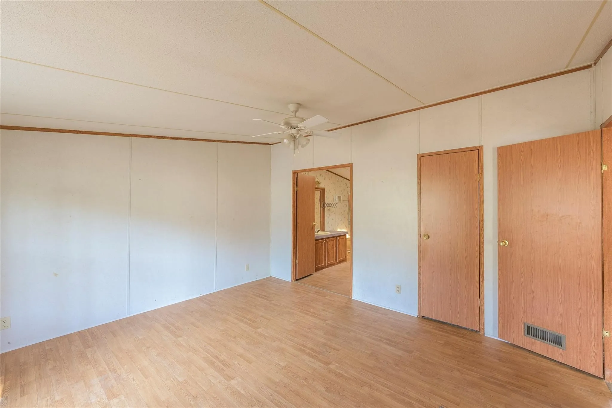 Mobile Home For Sale in Smith County , 17256 Countrywood, Lindale, Texas 75771, 3 Bedroom, 2 Bathroom, Garage spaces, 1,288 Sqft, built in 1997, mls#21268557, Real Estate Agent in Lindale, Homes For Sale in Smith county, Homes For Sale in Lindale, Realtor in Lindale Texas, Real Estate Brokerage Independent Realty Texas, Luminita Cordes Realtor