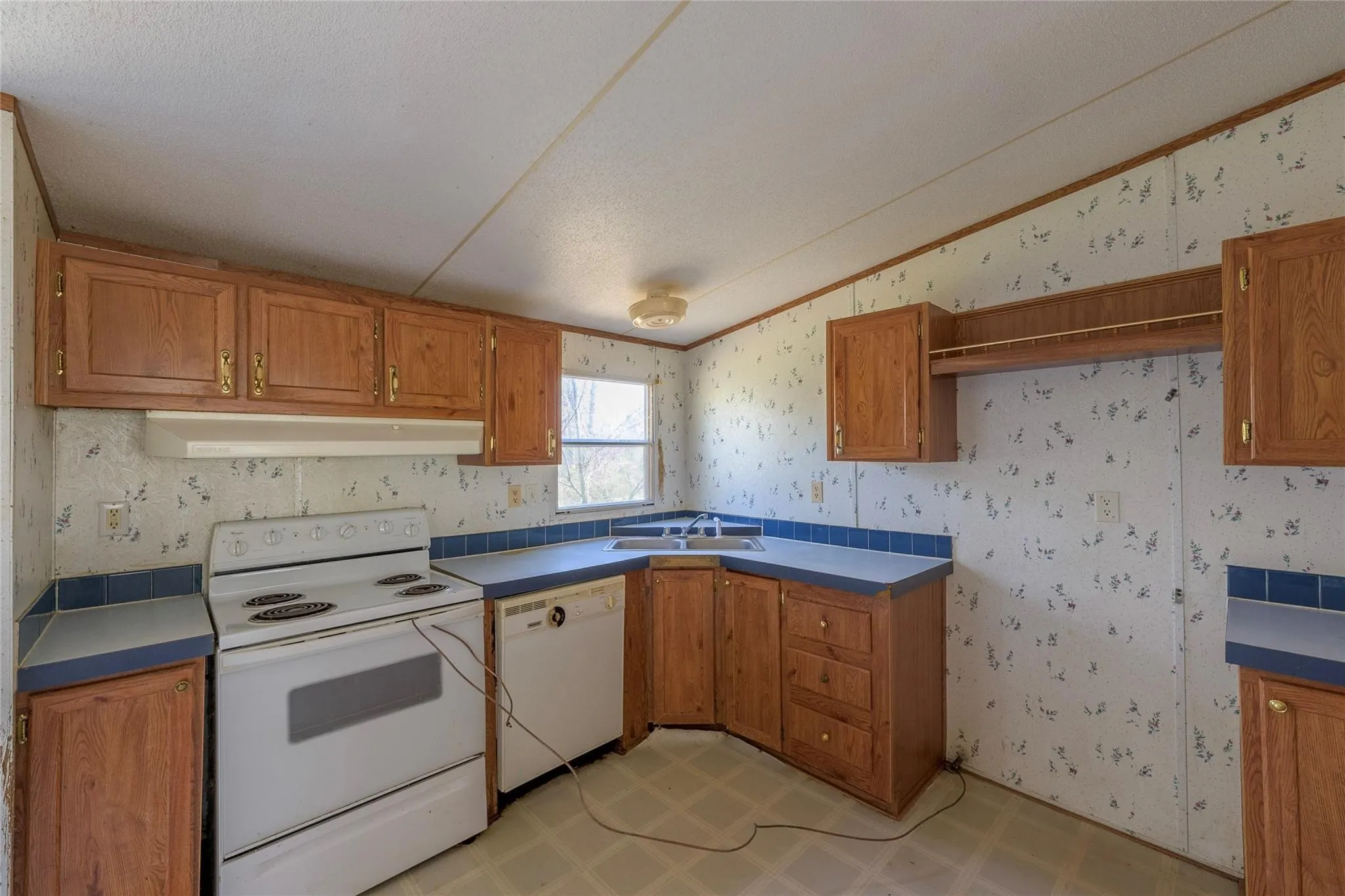 Mobile Home For Sale in Smith County , 17256 Countrywood, Lindale, Texas 75771, 3 Bedroom, 2 Bathroom, Garage spaces, 1,288 Sqft, built in 1997, mls#21268557, Real Estate Agent in Lindale, Homes For Sale in Smith county, Homes For Sale in Lindale, Realtor in Lindale Texas, Real Estate Brokerage Independent Realty Texas, Luminita Cordes Realtor