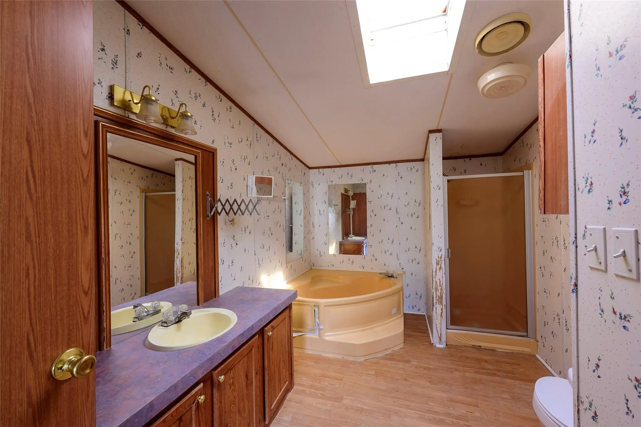 Mobile Home For Sale in Smith County , 17256 Countrywood, Lindale, Texas 75771, 3 Bedroom, 2 Bathroom, Garage spaces, 1,288 Sqft, built in 1997, mls#21268557, Real Estate Agent in Lindale, Homes For Sale in Smith county, Homes For Sale in Lindale, Realtor in Lindale Texas, Real Estate Brokerage Independent Realty Texas, Luminita Cordes Realtor