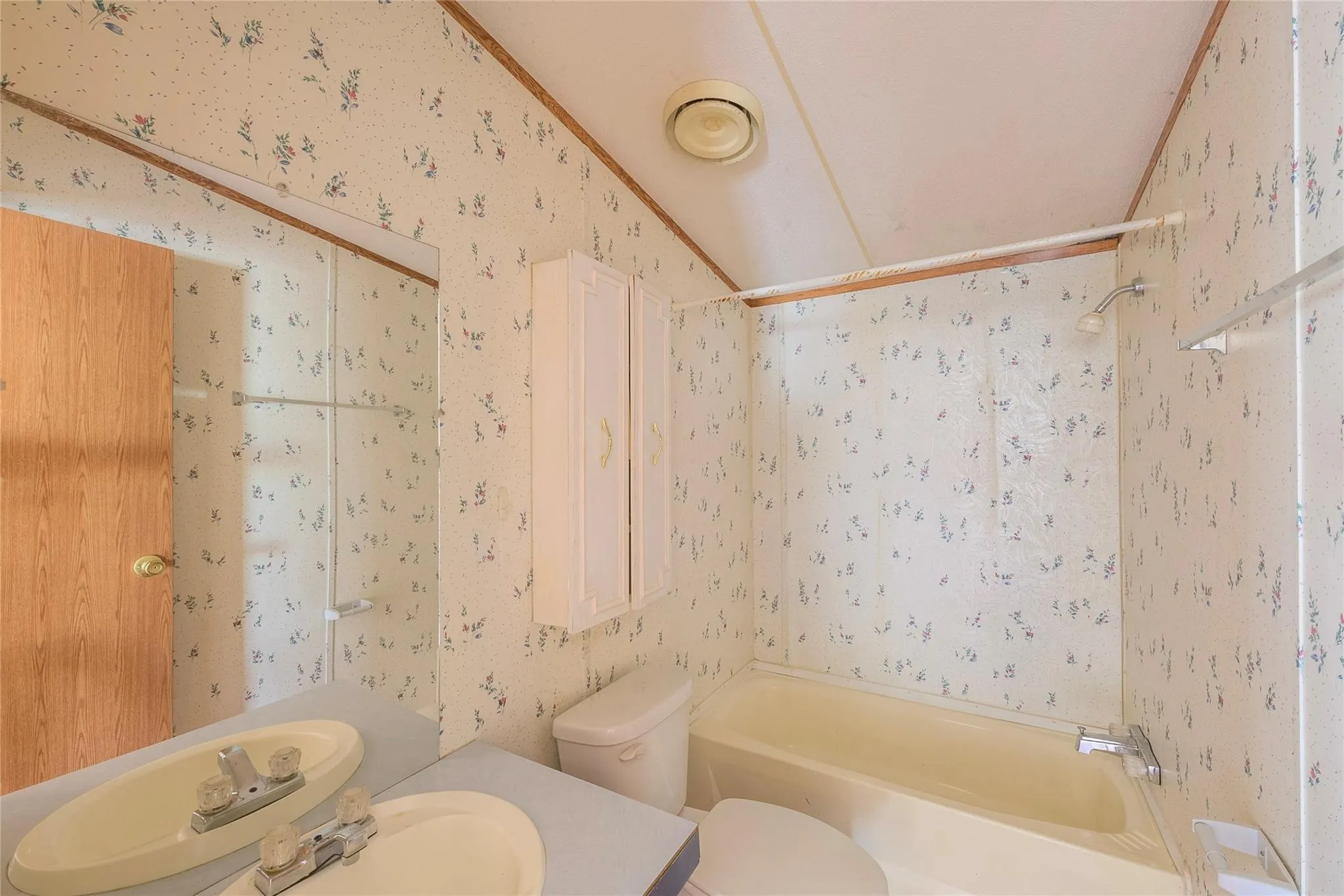 Mobile Home For Sale in Smith County , 17256 Countrywood, Lindale, Texas 75771, 3 Bedroom, 2 Bathroom, Garage spaces, 1,288 Sqft, built in 1997, mls#21268557, Real Estate Agent in Lindale, Homes For Sale in Smith county, Homes For Sale in Lindale, Realtor in Lindale Texas, Real Estate Brokerage Independent Realty Texas, Luminita Cordes Realtor