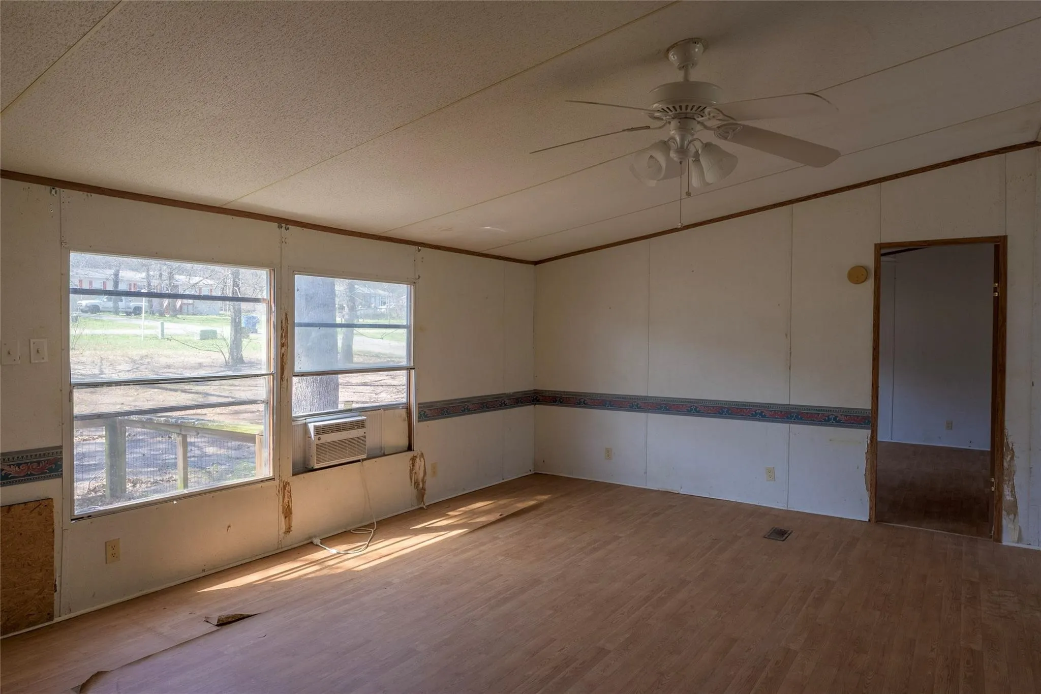 Mobile Home For Sale in Smith County , 17256 Countrywood, Lindale, Texas 75771, 3 Bedroom, 2 Bathroom, Garage spaces, 1,288 Sqft, built in 1997, mls#21268557, Real Estate Agent in Lindale, Homes For Sale in Smith county, Homes For Sale in Lindale, Realtor in Lindale Texas, Real Estate Brokerage Independent Realty Texas, Luminita Cordes Realtor