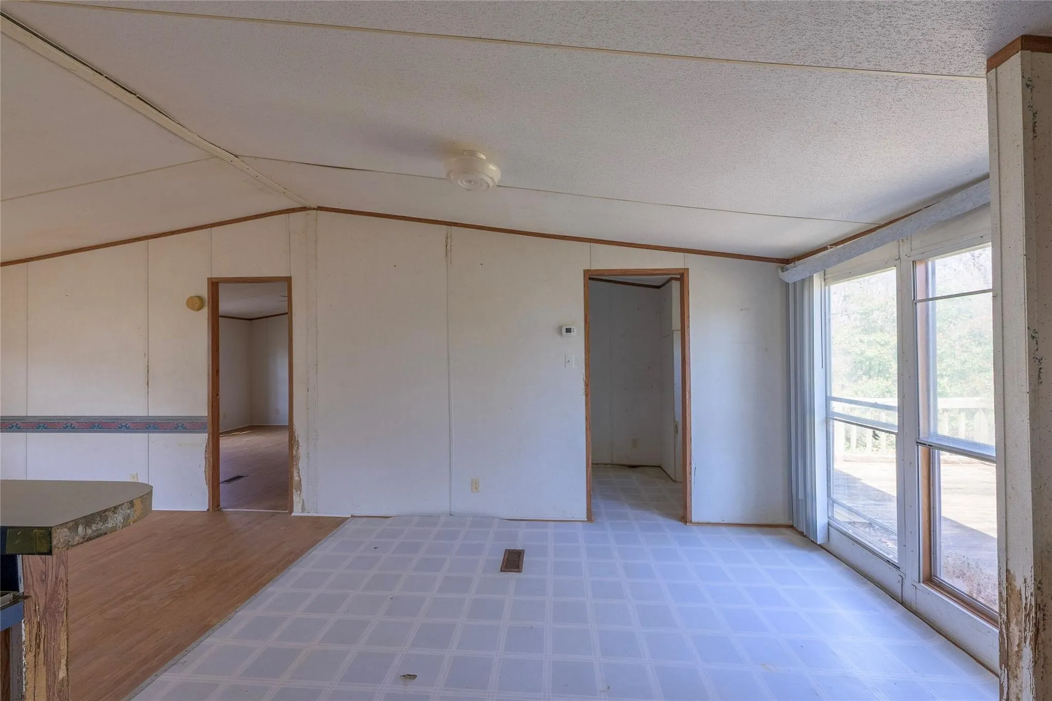 Mobile Home For Sale in Smith County , 17256 Countrywood, Lindale, Texas 75771, 3 Bedroom, 2 Bathroom, Garage spaces, 1,288 Sqft, built in 1997, mls#21268557, Real Estate Agent in Lindale, Homes For Sale in Smith county, Homes For Sale in Lindale, Realtor in Lindale Texas, Real Estate Brokerage Independent Realty Texas, Luminita Cordes Realtor