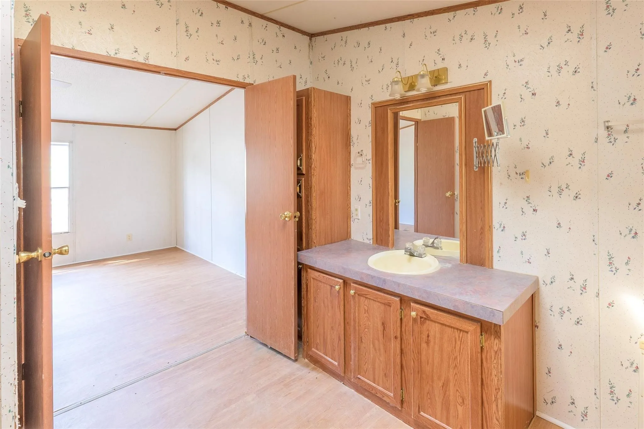 Mobile Home For Sale in Smith County , 17256 Countrywood, Lindale, Texas 75771, 3 Bedroom, 2 Bathroom, Garage spaces, 1,288 Sqft, built in 1997, mls#21268557, Real Estate Agent in Lindale, Homes For Sale in Smith county, Homes For Sale in Lindale, Realtor in Lindale Texas, Real Estate Brokerage Independent Realty Texas, Luminita Cordes Realtor