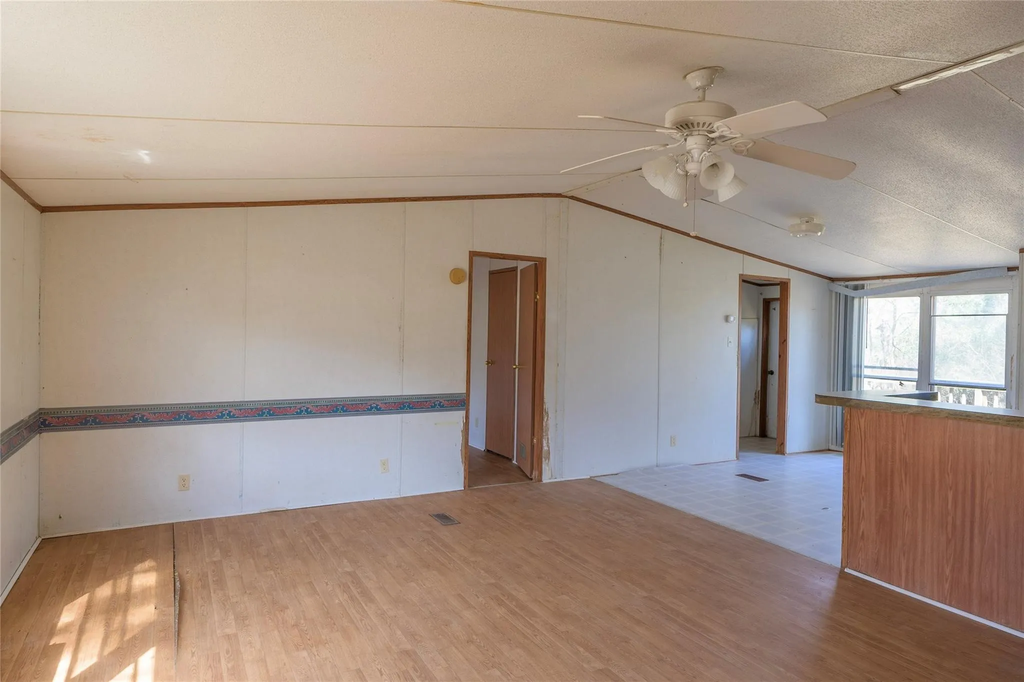 Mobile Home For Sale in Smith County , 17256 Countrywood, Lindale, Texas 75771, 3 Bedroom, 2 Bathroom, Garage spaces, 1,288 Sqft, built in 1997, mls#21268557, Real Estate Agent in Lindale, Homes For Sale in Smith county, Homes For Sale in Lindale, Realtor in Lindale Texas, Real Estate Brokerage Independent Realty Texas, Luminita Cordes Realtor