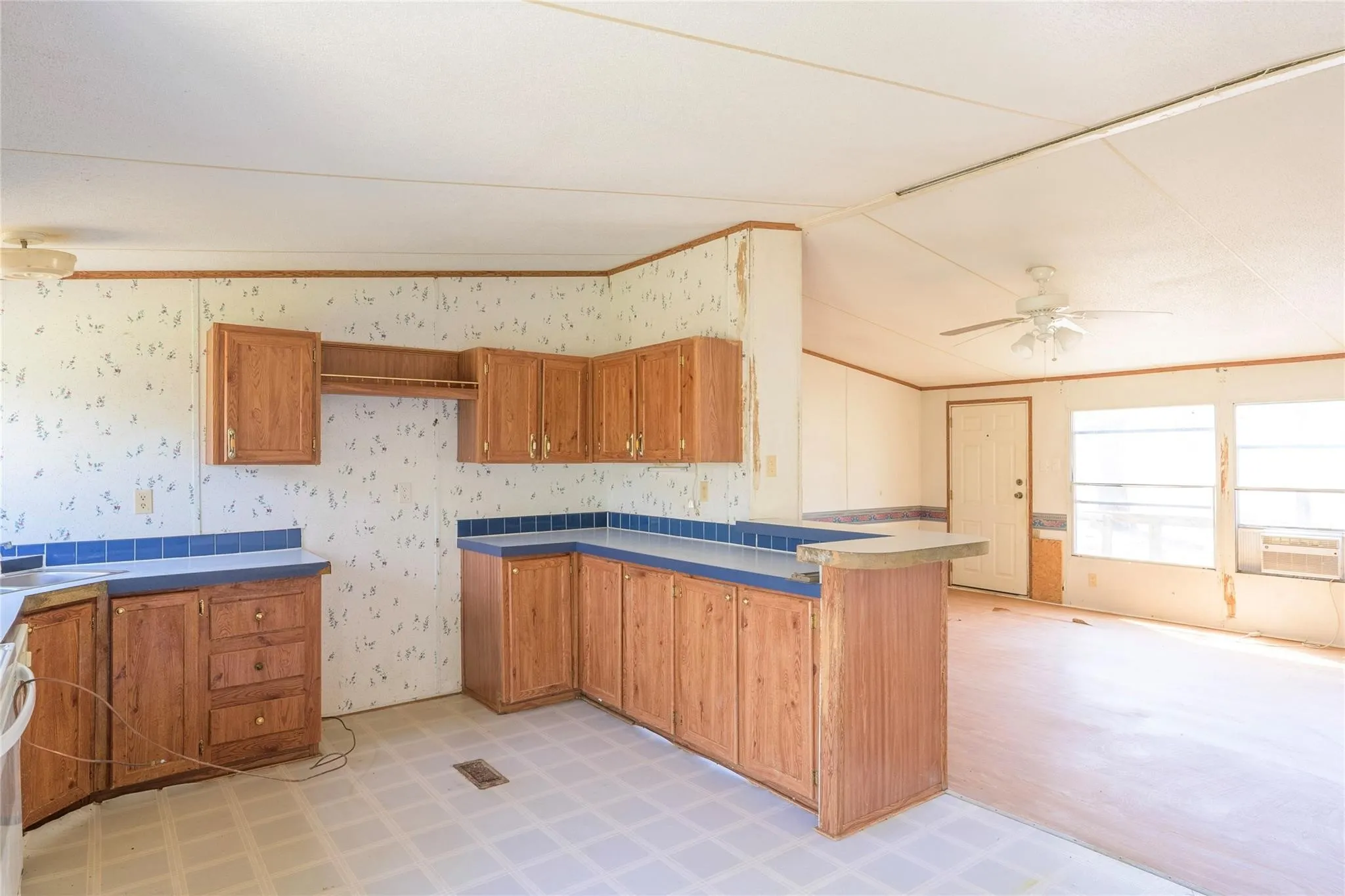 Mobile Home For Sale in Smith County , 17256 Countrywood, Lindale, Texas 75771, 3 Bedroom, 2 Bathroom, Garage spaces, 1,288 Sqft, built in 1997, mls#21268557, Real Estate Agent in Lindale, Homes For Sale in Smith county, Homes For Sale in Lindale, Realtor in Lindale Texas, Real Estate Brokerage Independent Realty Texas, Luminita Cordes Realtor