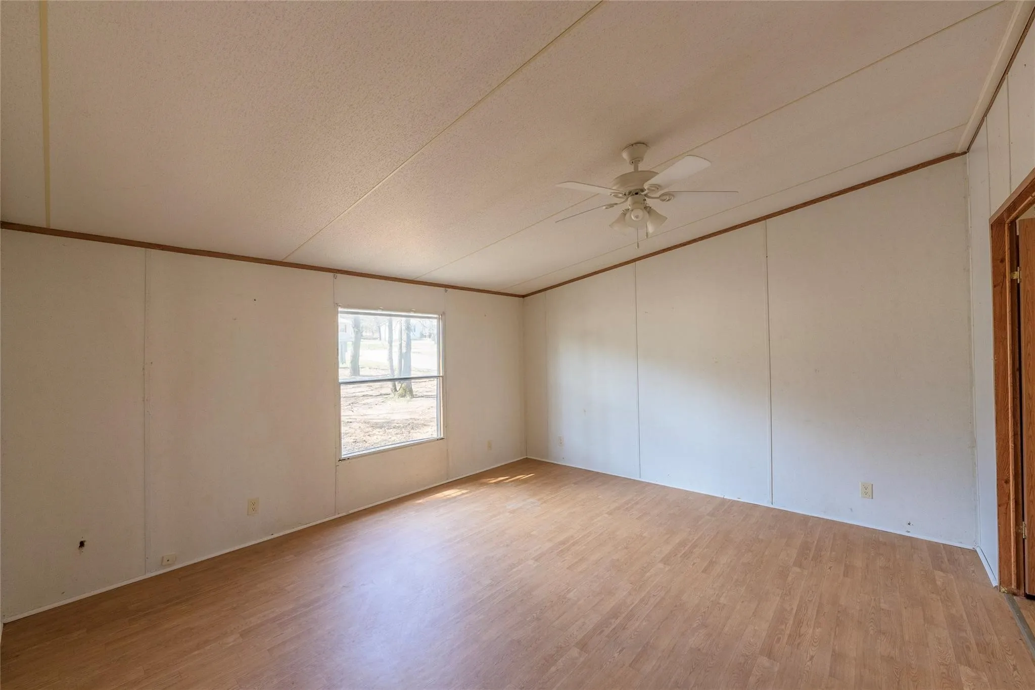 Mobile Home For Sale in Smith County , 17256 Countrywood, Lindale, Texas 75771, 3 Bedroom, 2 Bathroom, Garage spaces, 1,288 Sqft, built in 1997, mls#21268557, Real Estate Agent in Lindale, Homes For Sale in Smith county, Homes For Sale in Lindale, Realtor in Lindale Texas, Real Estate Brokerage Independent Realty Texas, Luminita Cordes Realtor