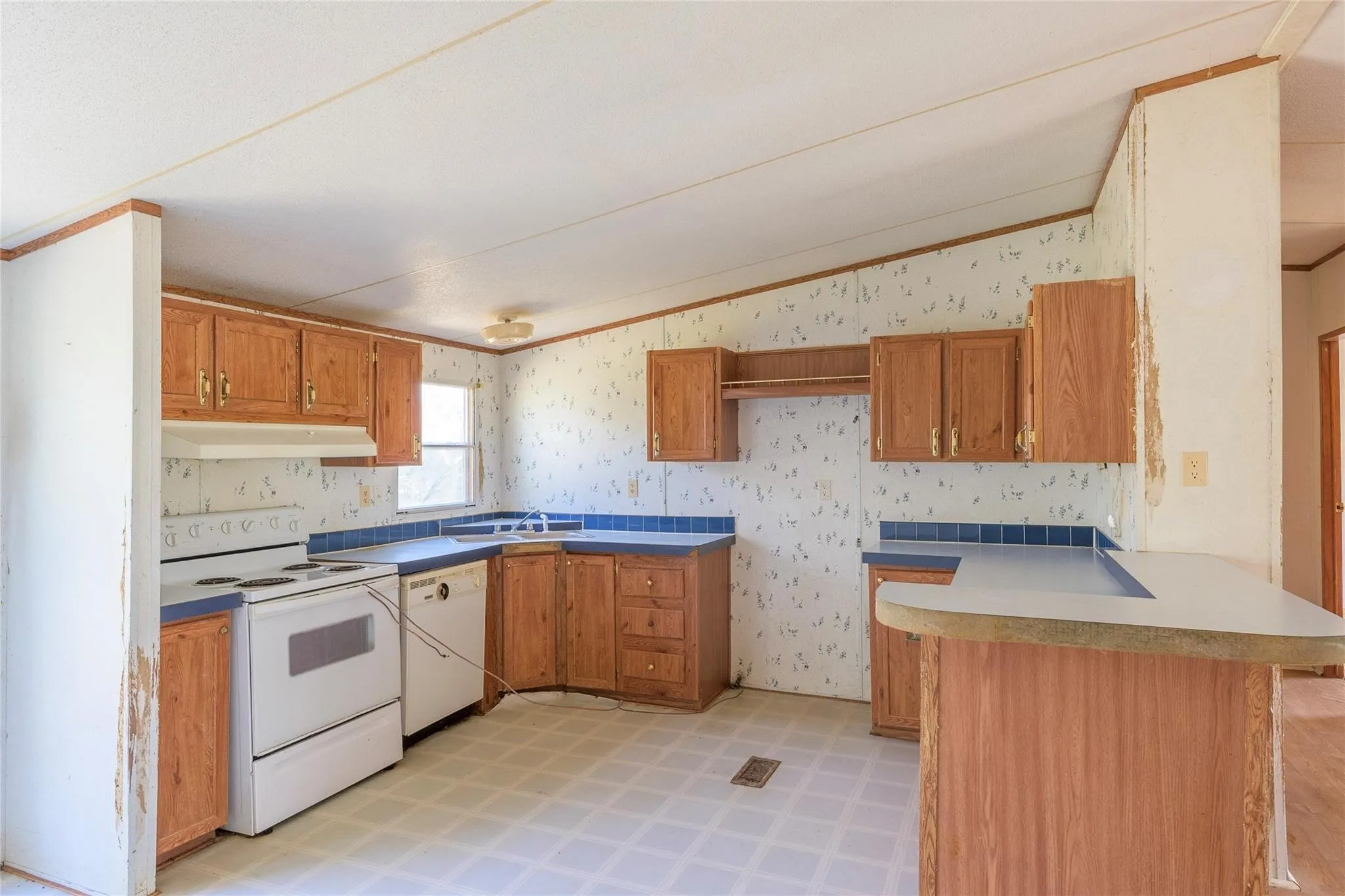 Mobile Home For Sale in Smith County , 17256 Countrywood, Lindale, Texas 75771, 3 Bedroom, 2 Bathroom, Garage spaces, 1,288 Sqft, built in 1997, mls#21268557, Real Estate Agent in Lindale, Homes For Sale in Smith county, Homes For Sale in Lindale, Realtor in Lindale Texas, Real Estate Brokerage Independent Realty Texas, Luminita Cordes Realtor