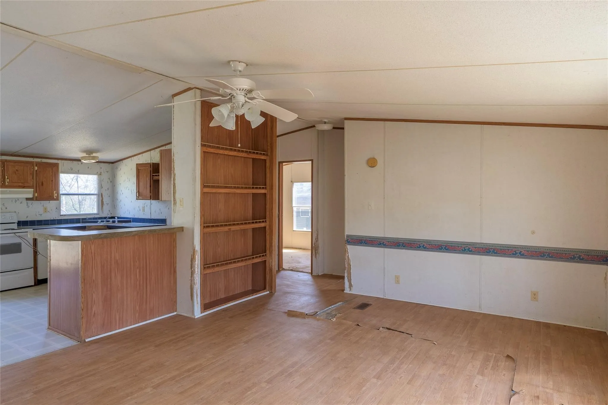 Mobile Home For Sale in Smith County , 17256 Countrywood, Lindale, Texas 75771, 3 Bedroom, 2 Bathroom, Garage spaces, 1,288 Sqft, built in 1997, mls#21268557, Real Estate Agent in Lindale, Homes For Sale in Smith county, Homes For Sale in Lindale, Realtor in Lindale Texas, Real Estate Brokerage Independent Realty Texas, Luminita Cordes Realtor