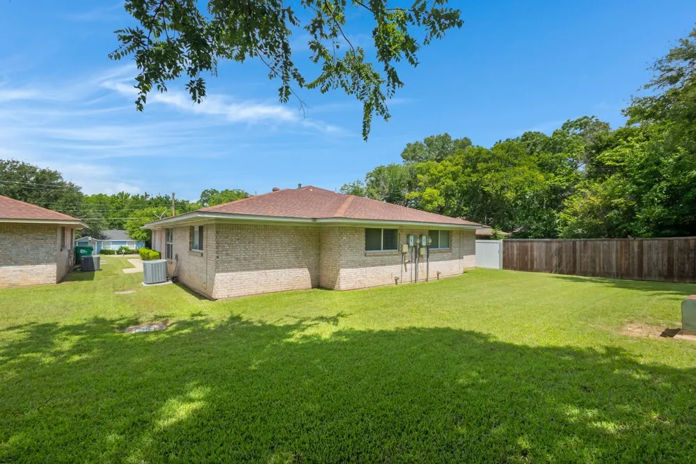 Duplex For Sale in Denton County , 2416-2418 Bolivar Street, Denton, Texas 76201, 4 Bedroom, 2 Bathroom, 4 Garage spaces, 0 Sqft, built in 1971, mls#21292662, Real Estate Agent in Denton, Homes For Sale in Denton county, Homes For Sale in Denton, Realtor in Denton Texas, Real Estate Brokerage Independent Realty Texas, Luminita Cordes Realtor